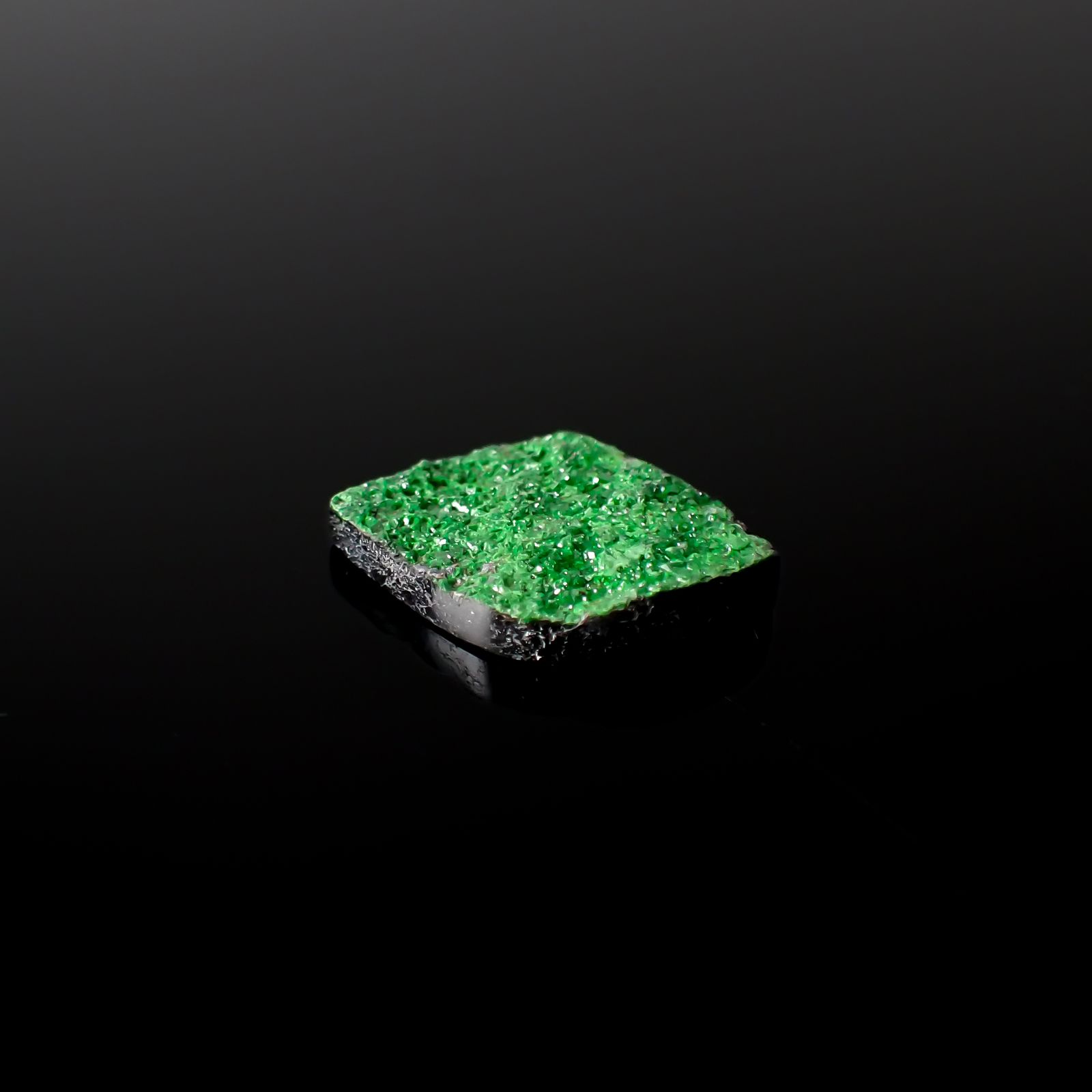 ウバロバイト 原石 ロシア産 11.95ct[240326440]21.2x16mm前後