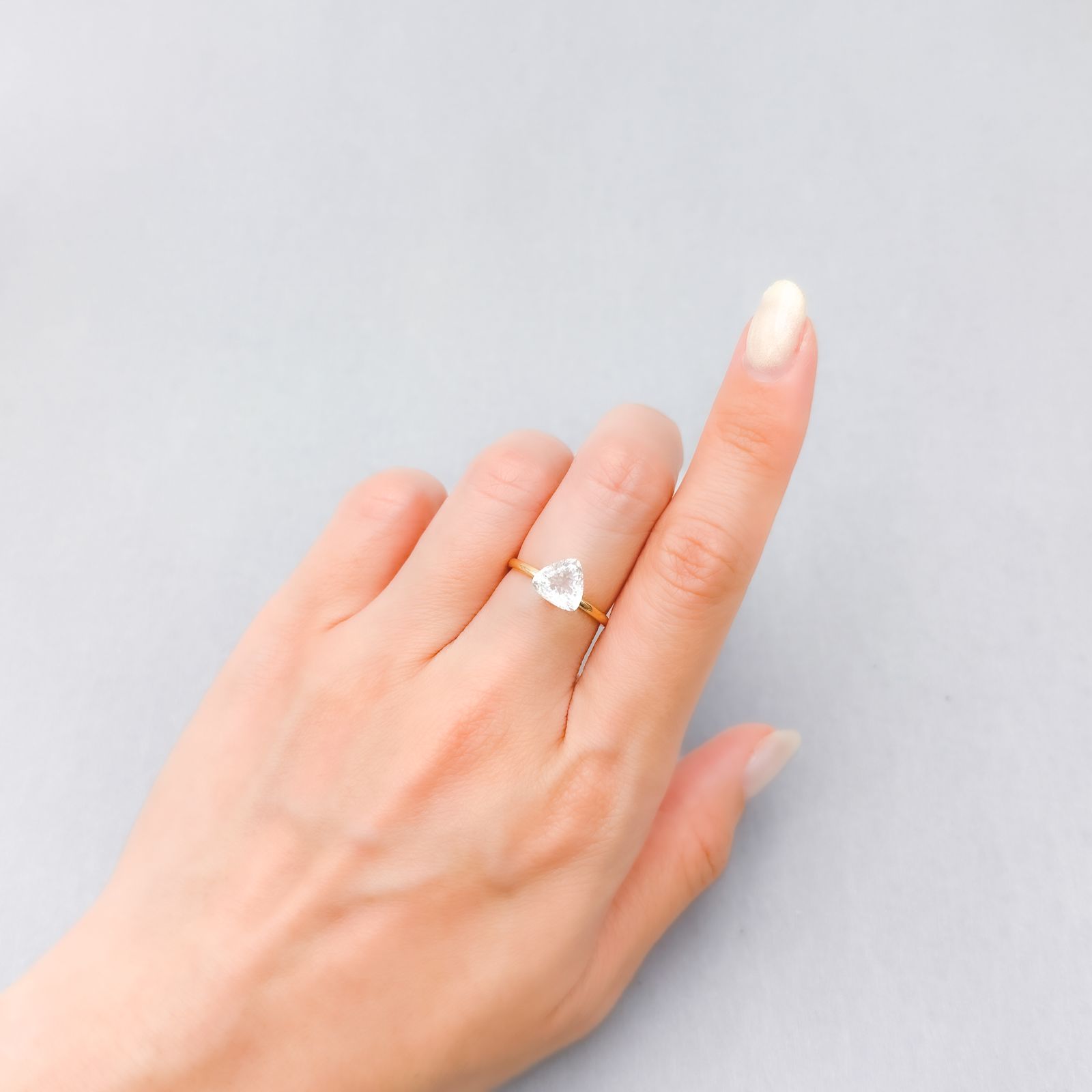 カラーレスフローライト フルオレッセンス イギリス産 1.82ct [250430153]7.4x7.7mm前後