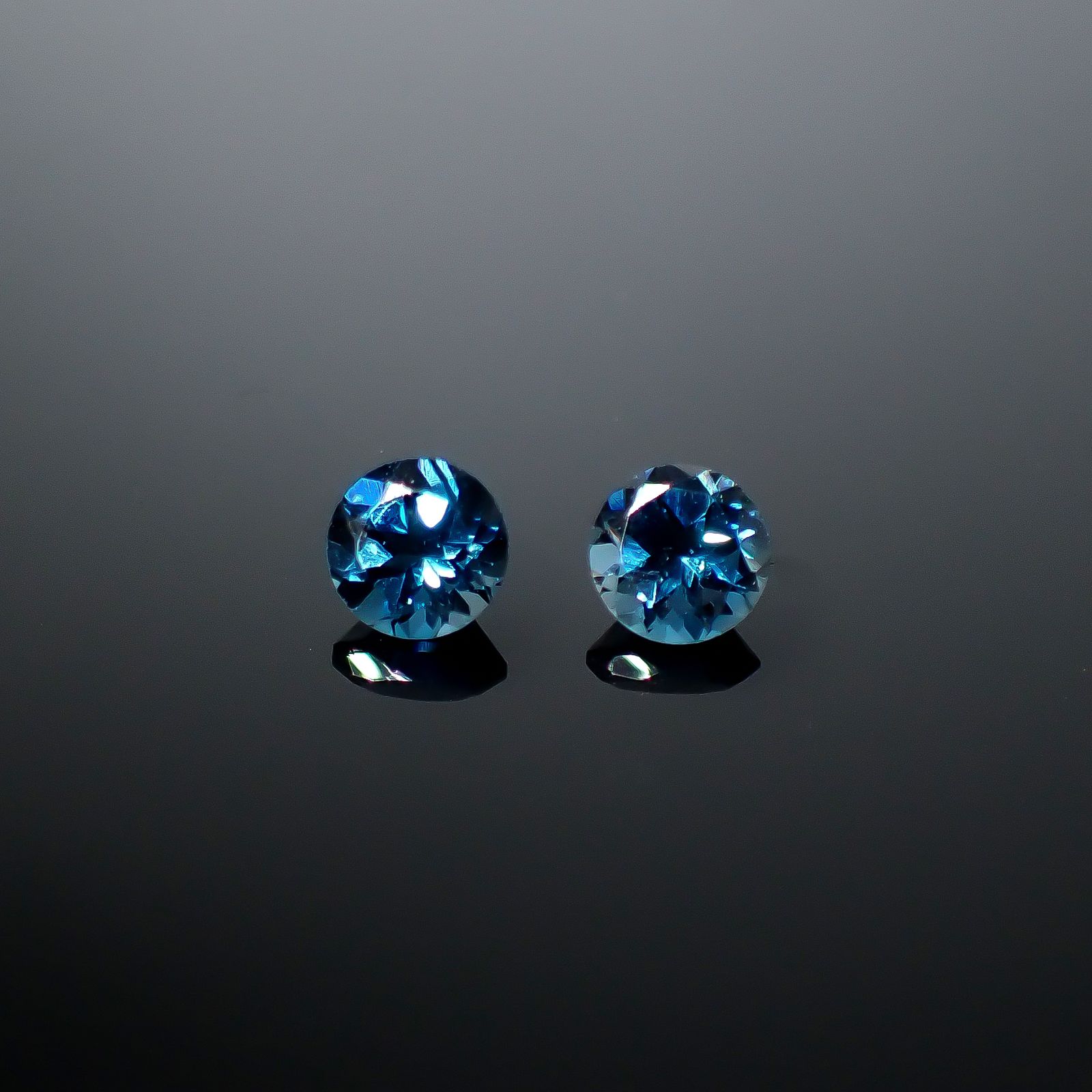 ◇ペアセット◇ロンドンブルートパーズ ブラジル産 1.16ct(2pcs合計) / 5x5mm前後 [251031335]