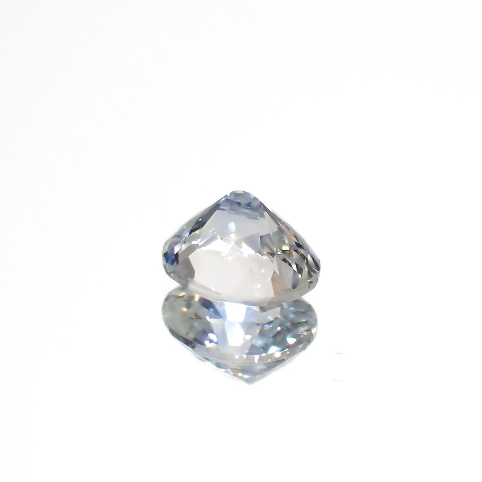 アイスブルーサファイア(宝石名サファイア)スリランカ/マダガスカル産 0.55ct 識別済[220817458]5.2x4.3mm前後