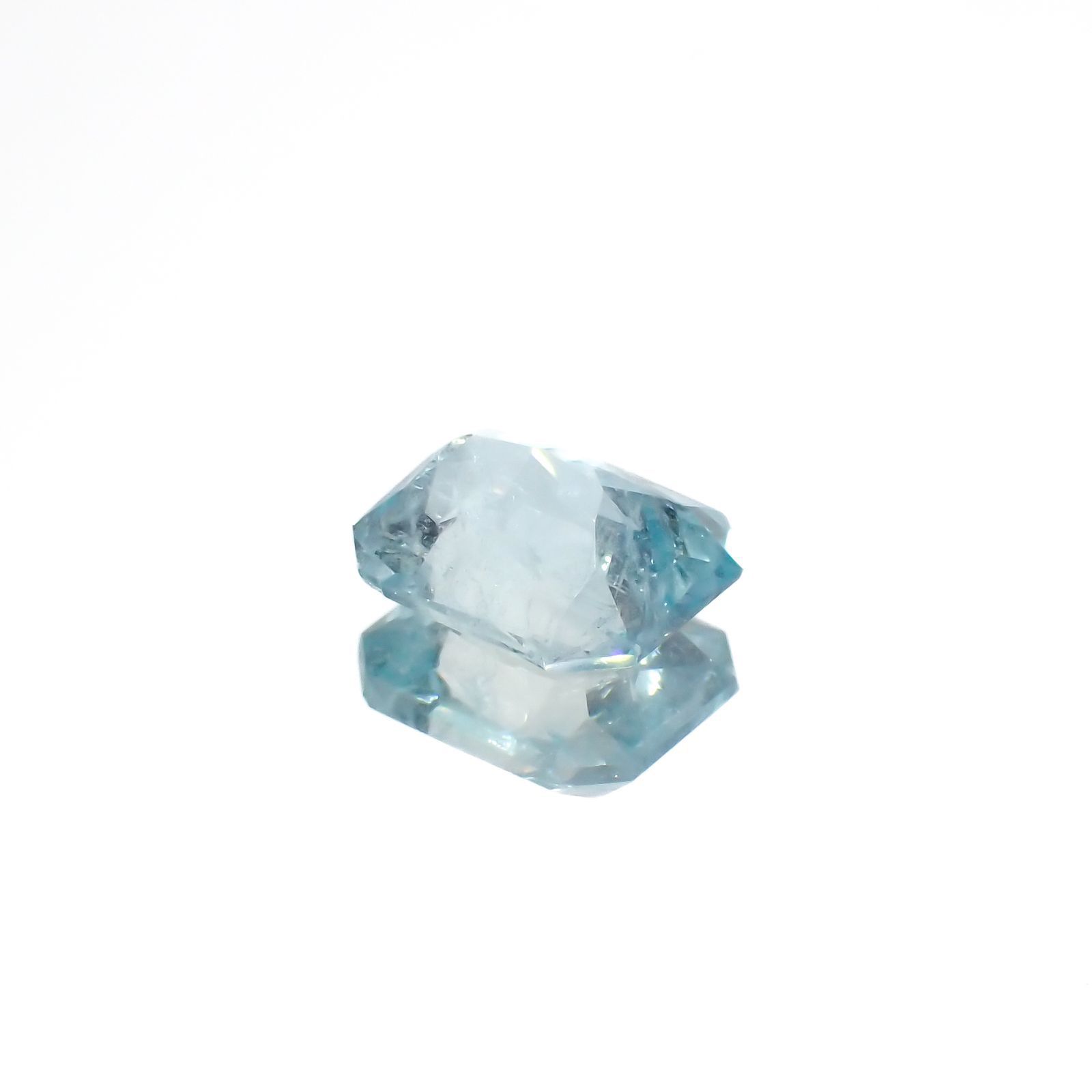 ユークレース(宝石名ブルー・ユークレース)コロンビア産 1.989ct ソ付(彩珠)[221018680]8.6x7.3mm前後
