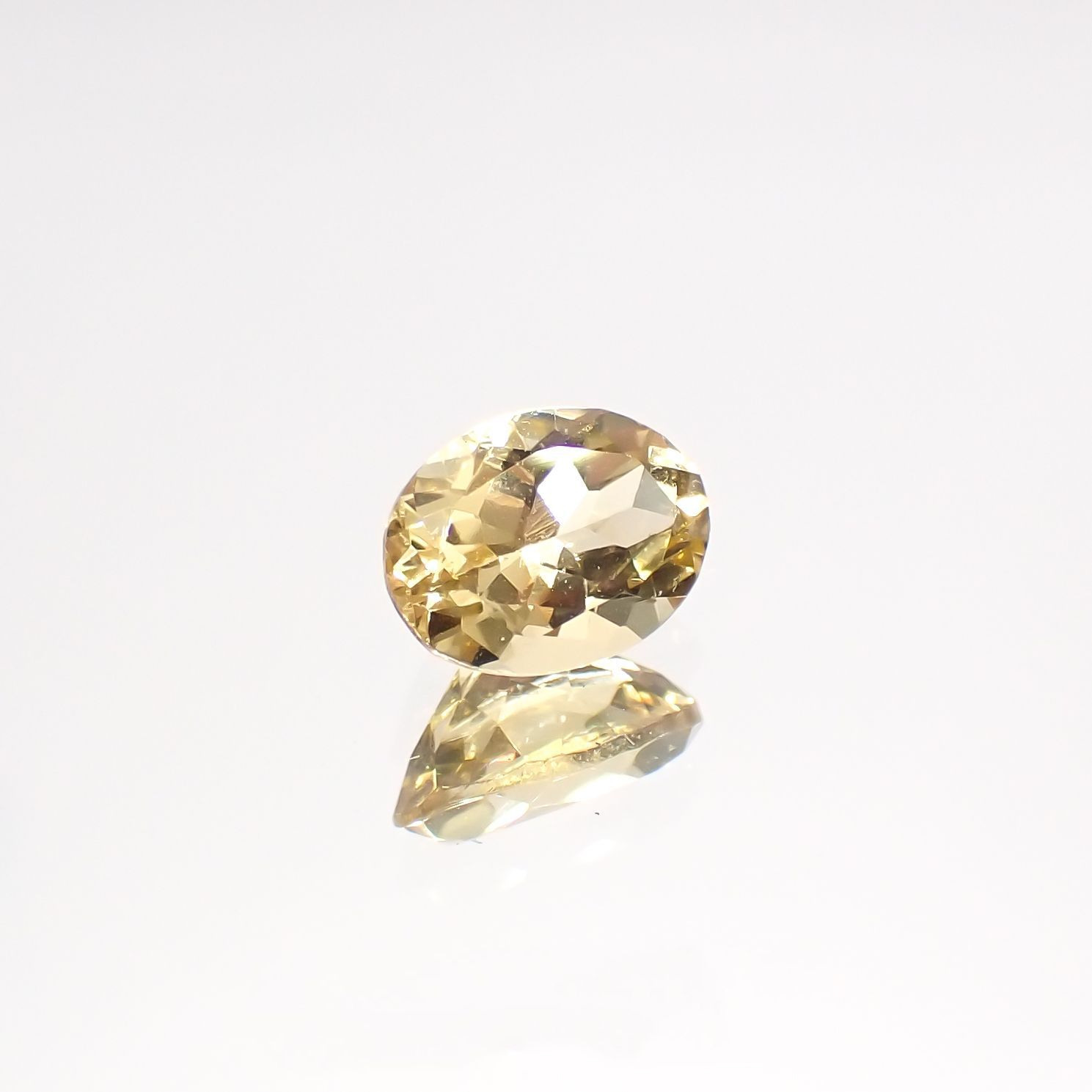 イエローベリル(宝石名イエロー・ベリル)ブラジル産 0.74ct 識別済[220515859]6.8x5.1mm前後