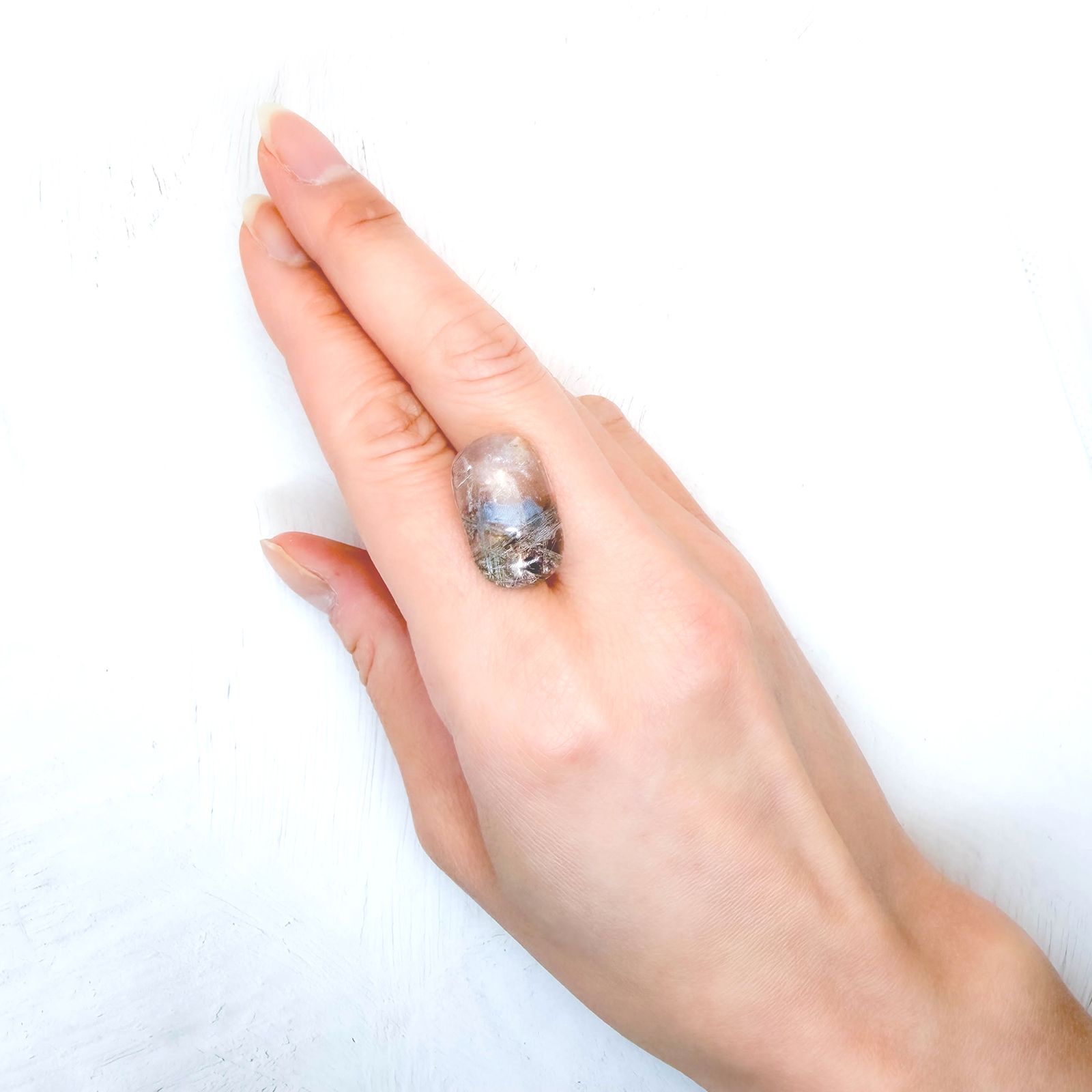 シルバールチルクォーツ ブラジル産 18.41ct / 21.6x13.2mm前後 [260131595]