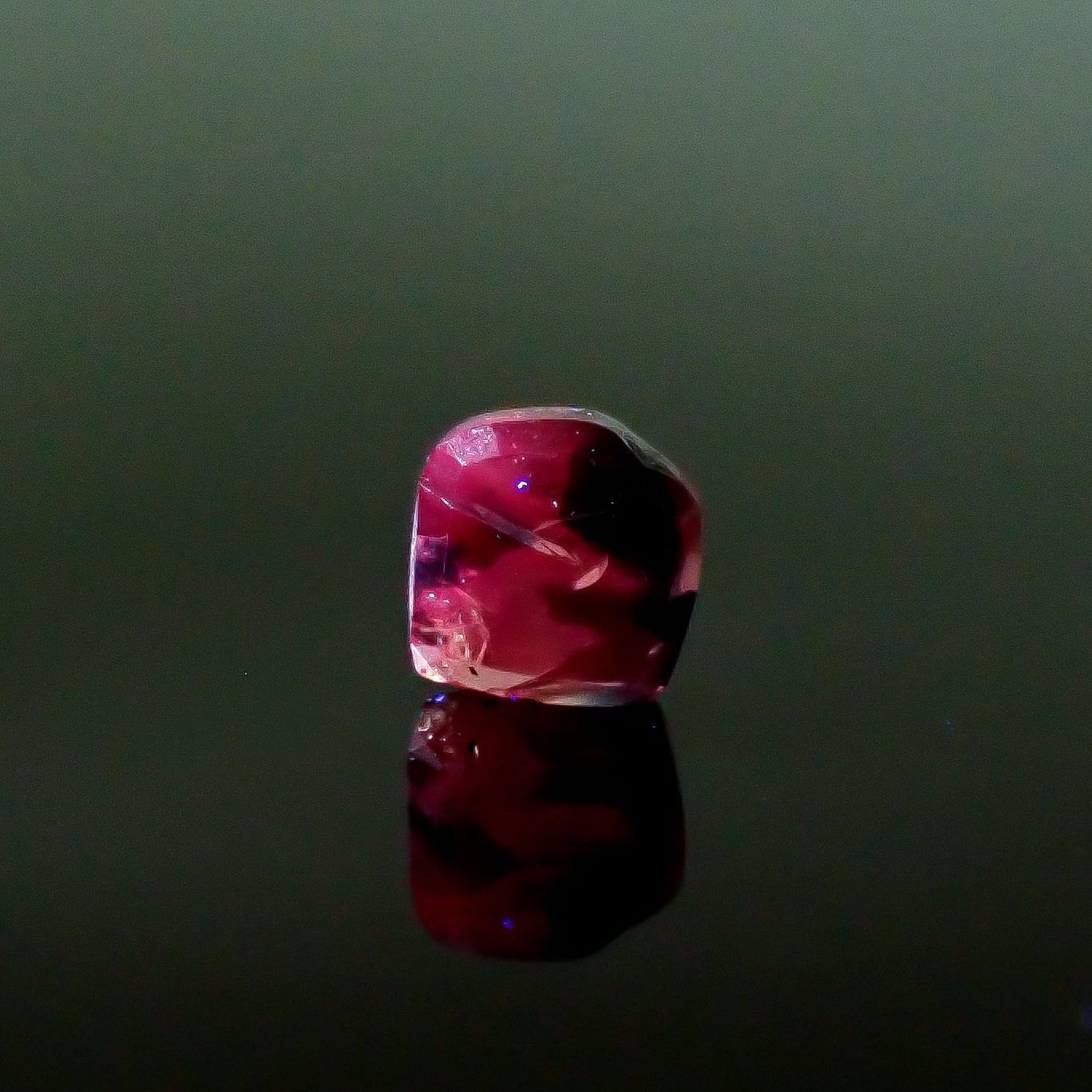 ウィンザーサファイア原石スライス タンザニア・ウィンザー産 0.66ct [250730833]4.7x4.8mm前後