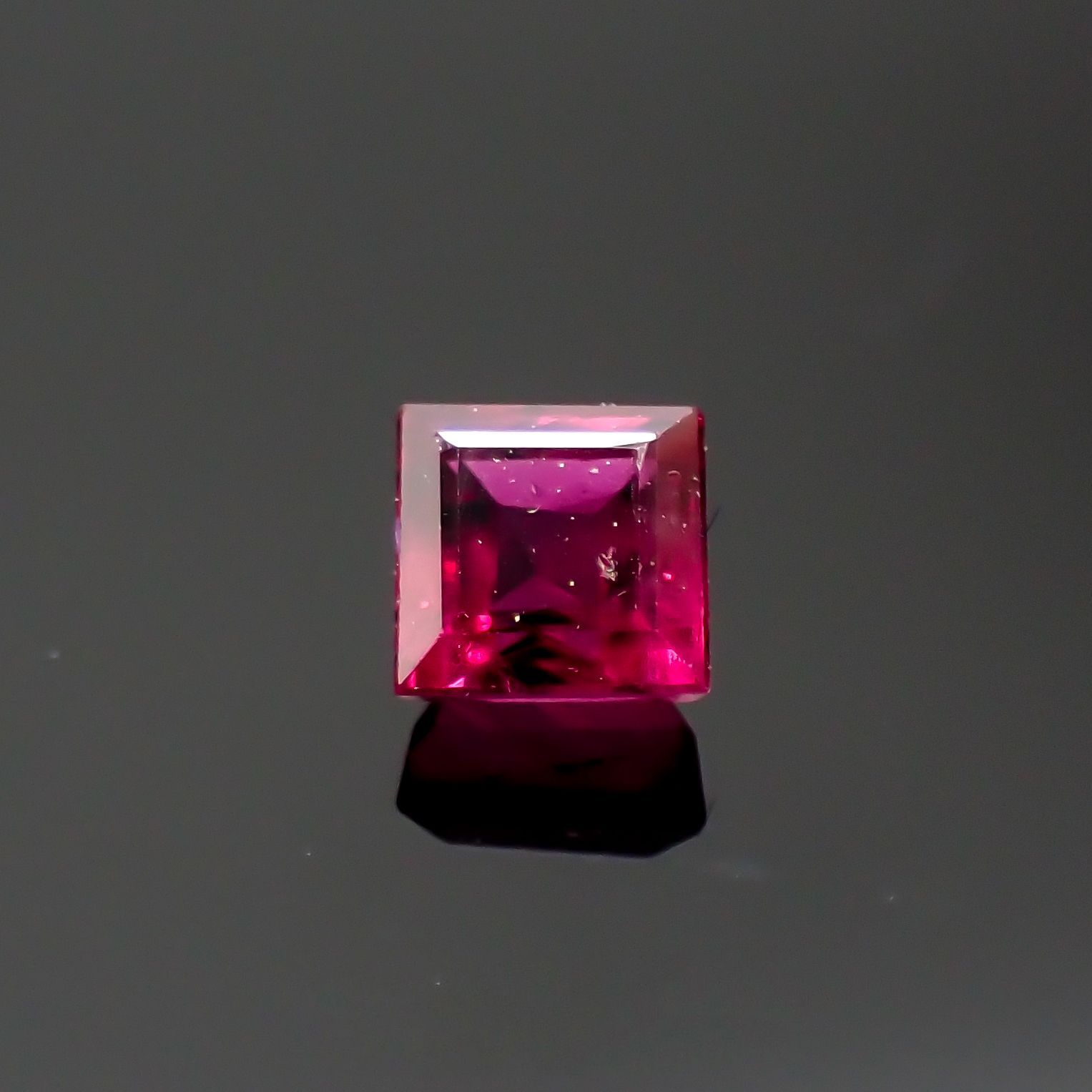 ルビー タイ/ビルマ産 0.17ct[220616360]2.6x2.5mm前後