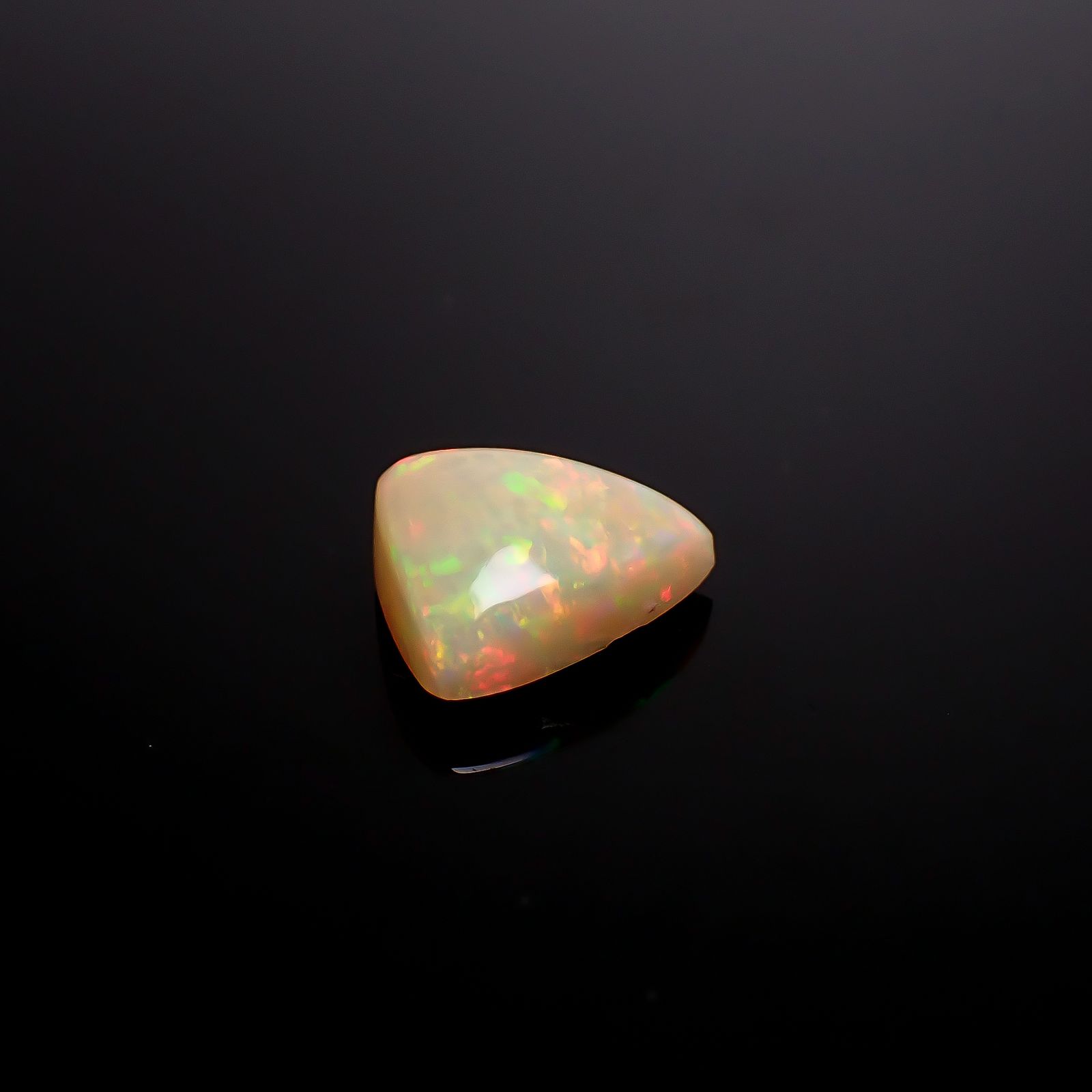 エチオピアオパール(宝石名オパール)エチオピア産 ソ付(彩珠) 4.189ct / 13.4x12.7mm前後 [260722822]