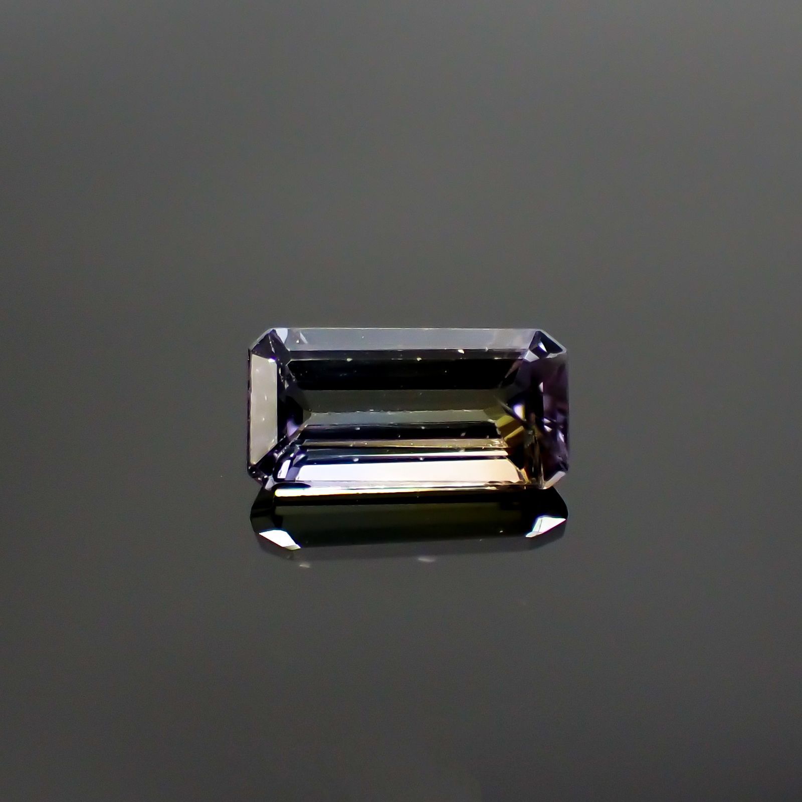 パーティカラータンザナイト(宝石名パーティカラード・ゾイサイト) タンザニア産 0.898ct ソ付(彩珠)[210711848]7.6×3.9mm前後