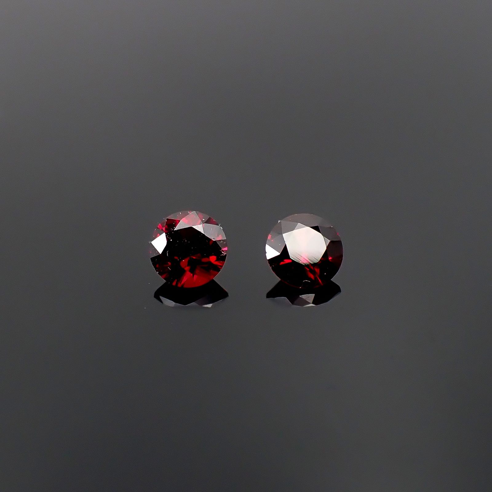 ◇ペアセット◇アントヒルガーネット(クロムパイロープガーネット) アメリカ・アリゾナ州産 0.57ct / 4.1x4.1mm前後 [251231545]