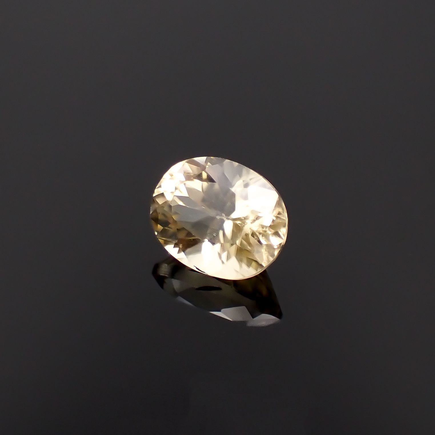 シンハライト(宝石名シンハライト)スリランカ産 識別済 1.69ct / 7.9x6.2mm前後 [260419703]