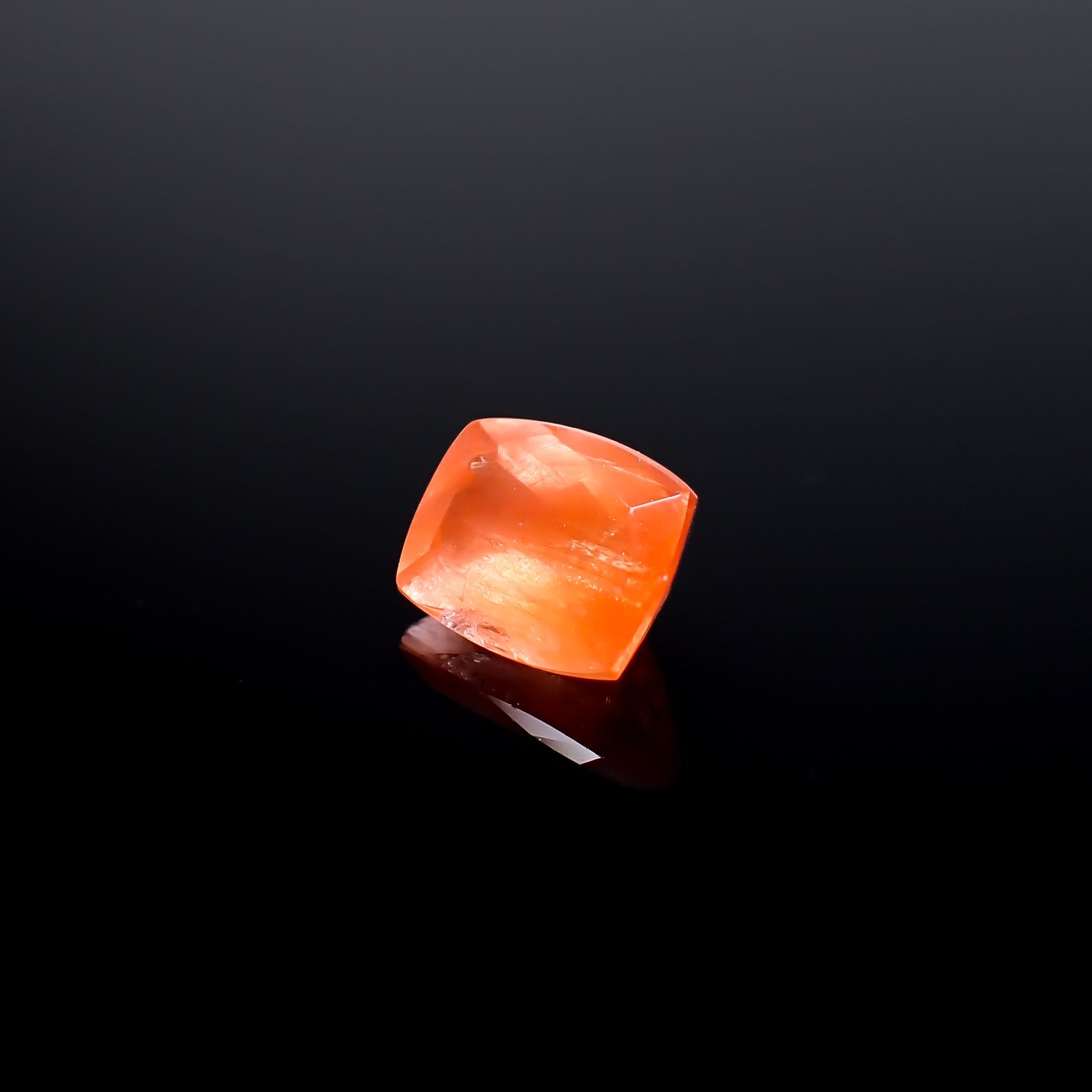 サンストーンスキャポライト(宝石名シーン・スキャポライト)タンザニア産 識別済 2.03ct / 8.7x7.1mm前後 [260832729]