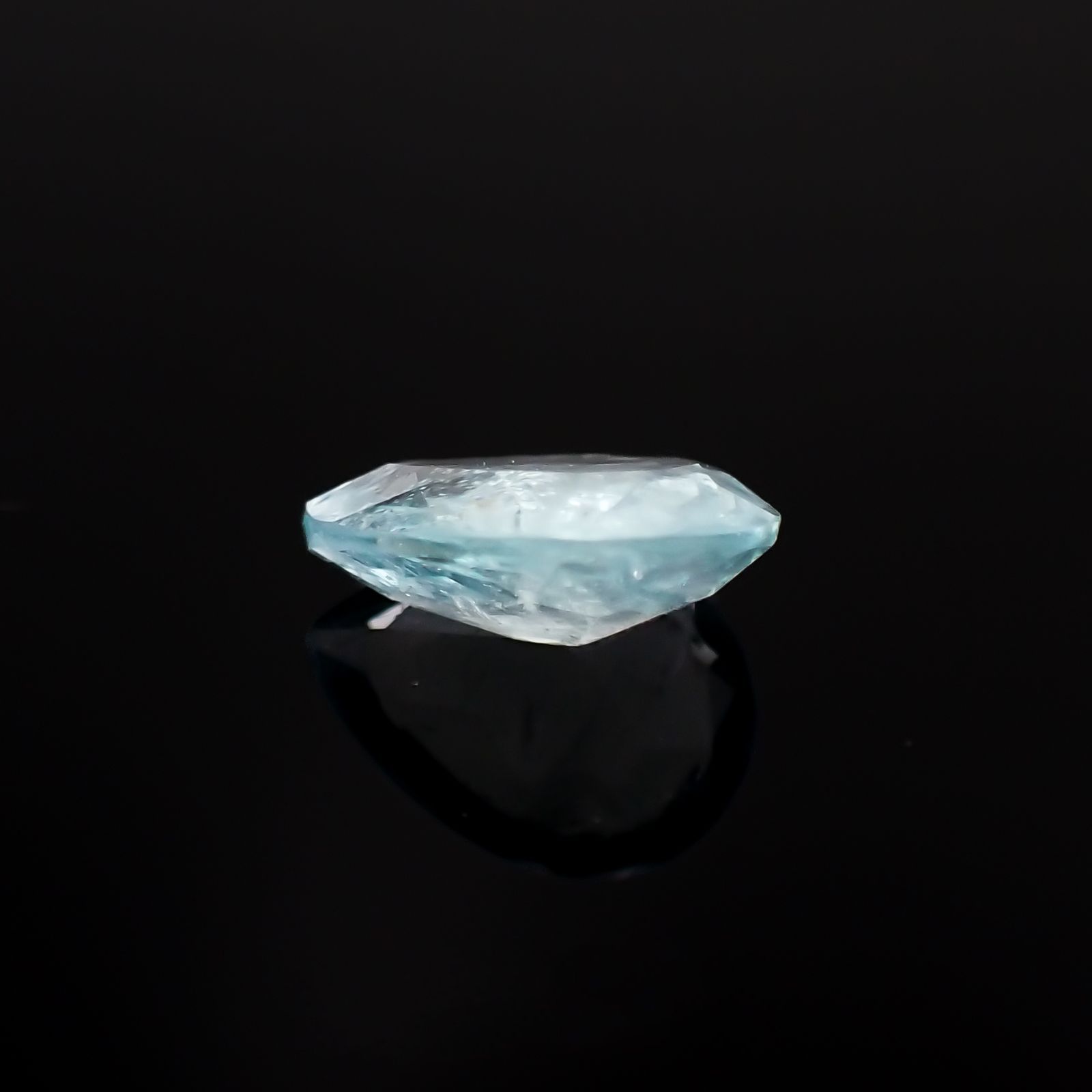 ユークレース(宝石名ブルー・ユークレース)コロンビア産 1.285ct ソ付(彩珠)[221018855]8.9x6.7mm前後