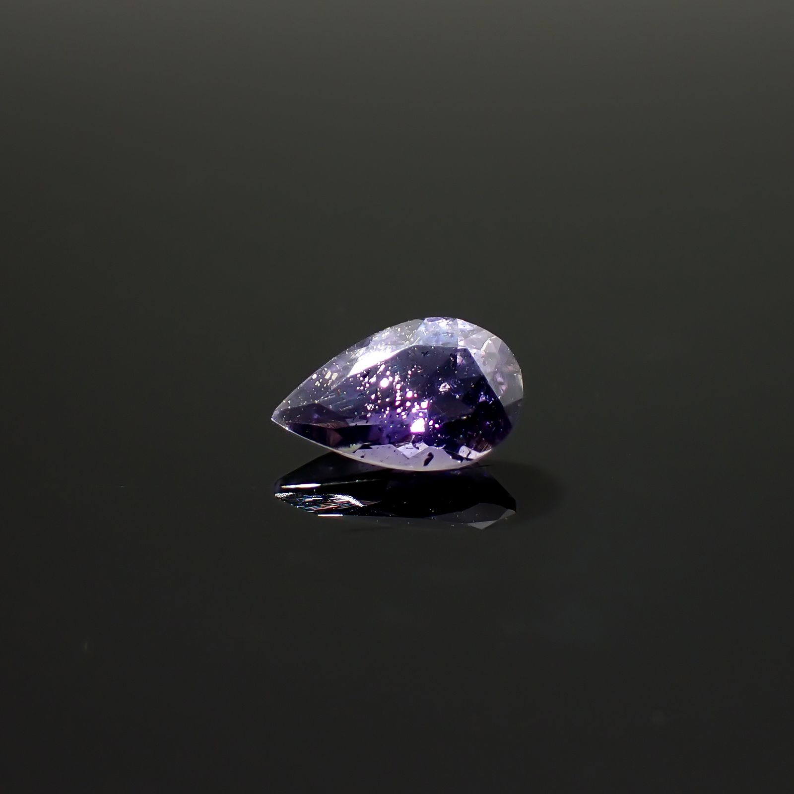 アイオライトサンストーン インド/ブラジル産 0.63ct / 7.9x4.9mm前後 [260932631]