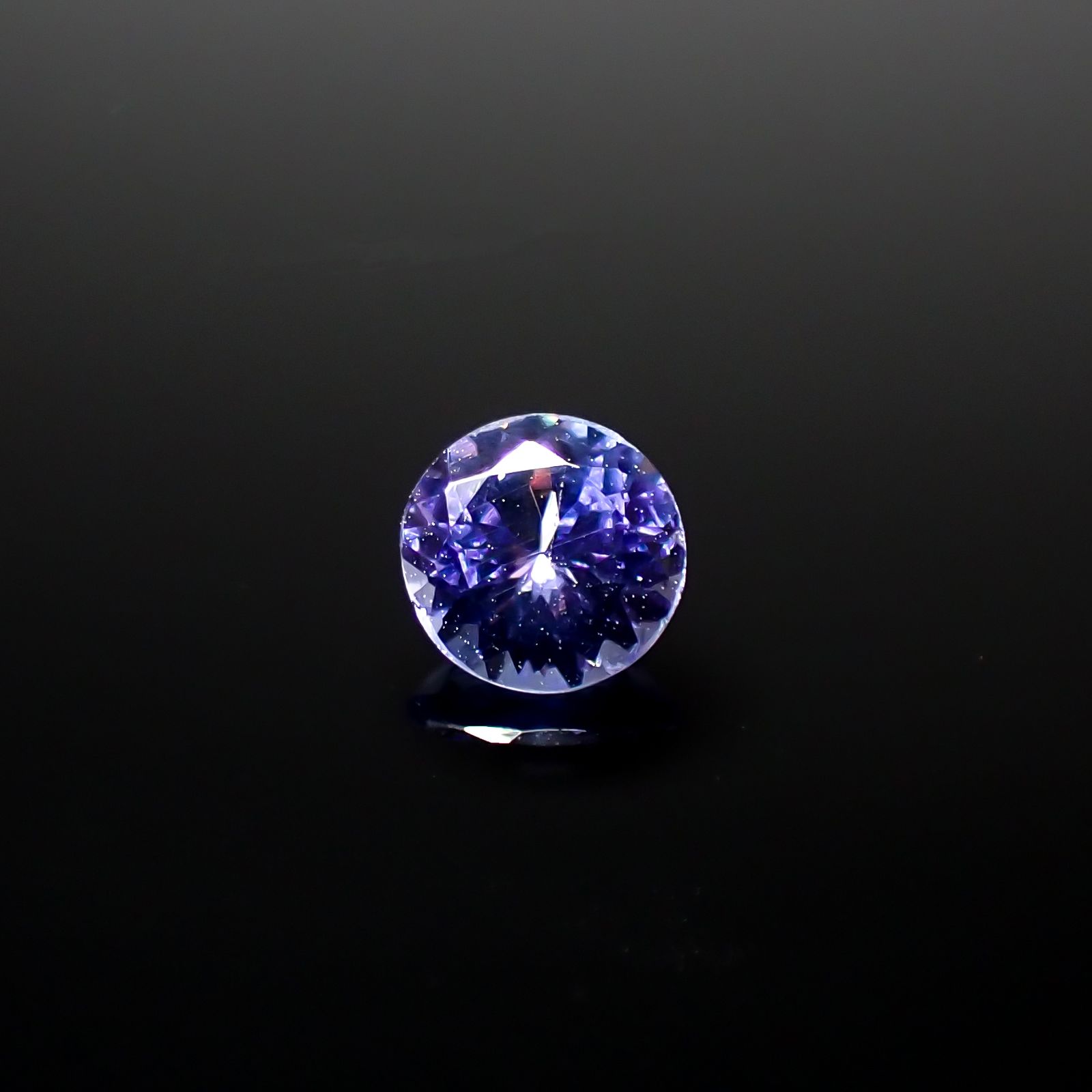 タンザナイト(宝石名タンザナイト)タンザニア産 0.63ct 識別済[240627881]5.4x5.4mm前後