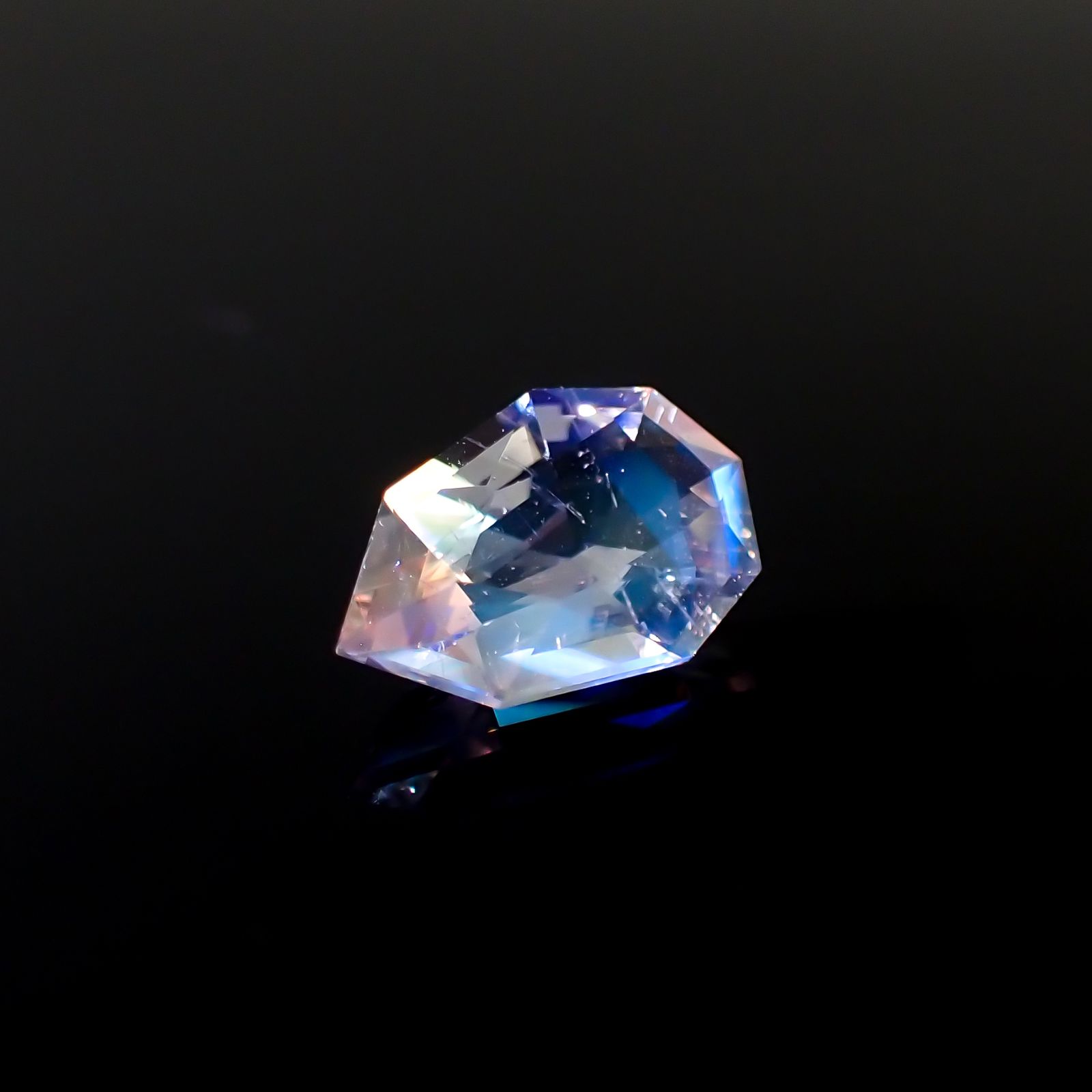 ◇カスタムカット◇レインボームーンストーン マダガスカル産 1.85ct[230923432]11.3x7.4mm前後