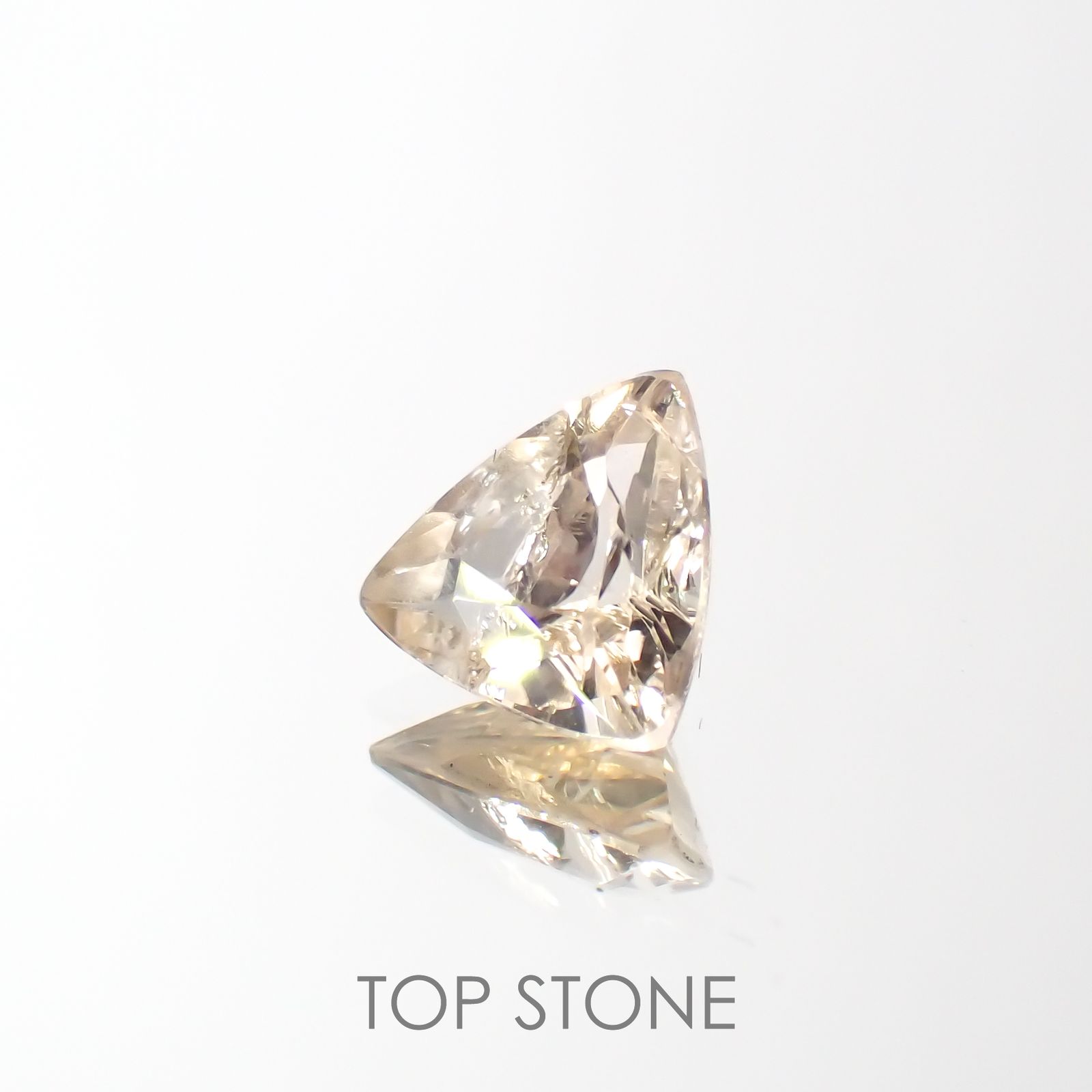 イエローフェナカイト(宝石名イエロー・フェナカイト)ブラジル産 0.592ct ソ付(彩珠)[221018523]5.8x6.4mm前後