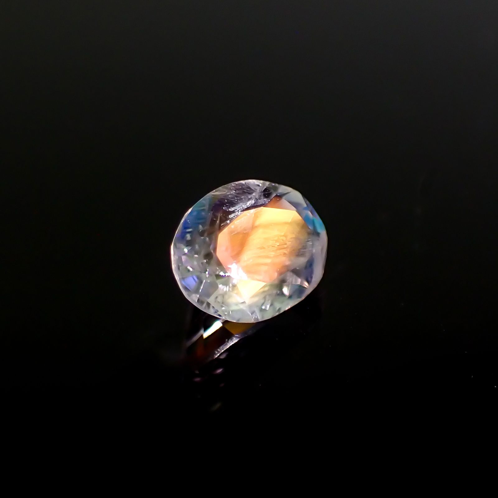 レインボームーンストーン タンザニア産 0.66ct[231023576]6.6x5.1mm前後