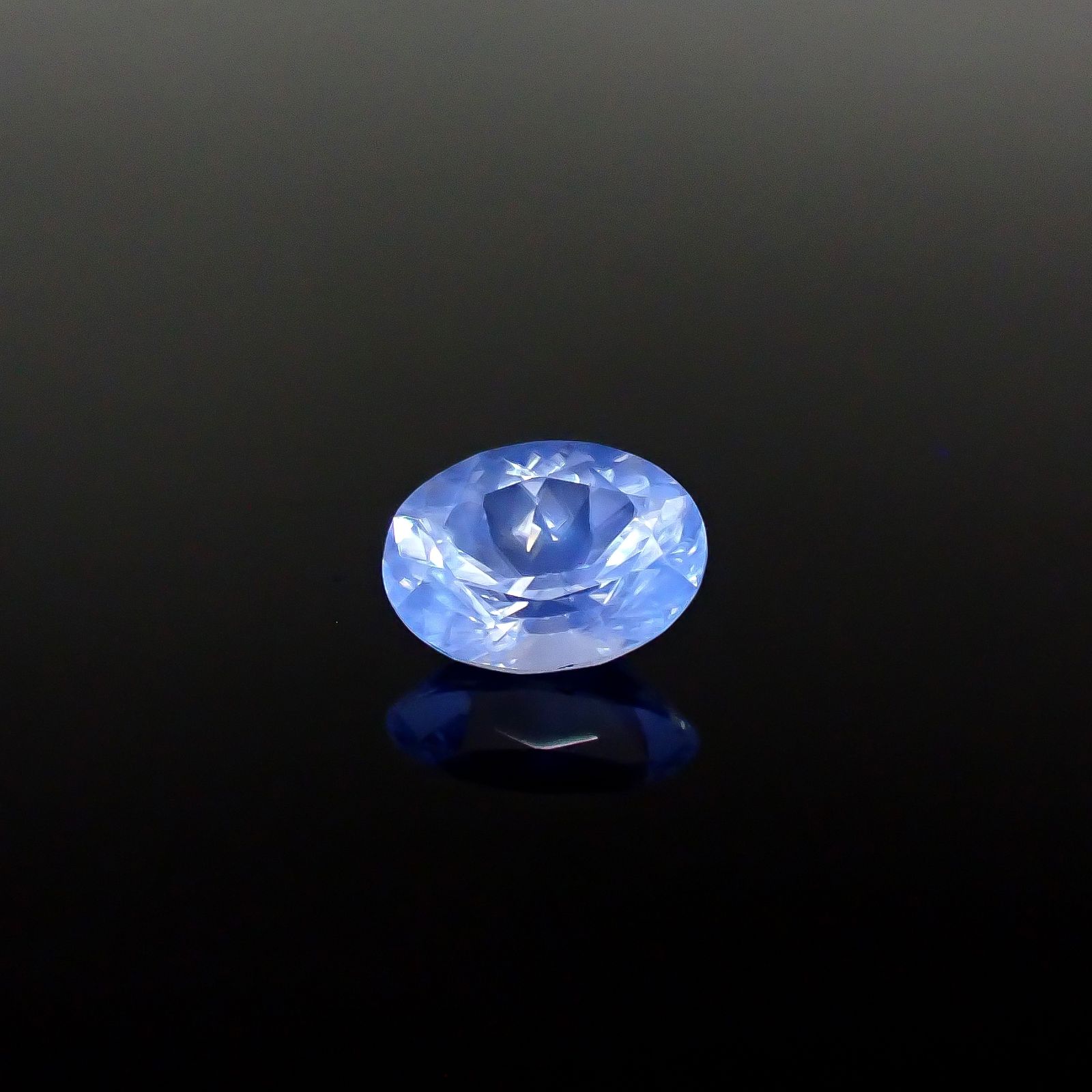 アラゴナイト フルオレッセンス(宝石名アラゴナイト)チェコ共和国産 ソ付(日独) 4.221ct / 12.24x9.25mm前後 [260231782]