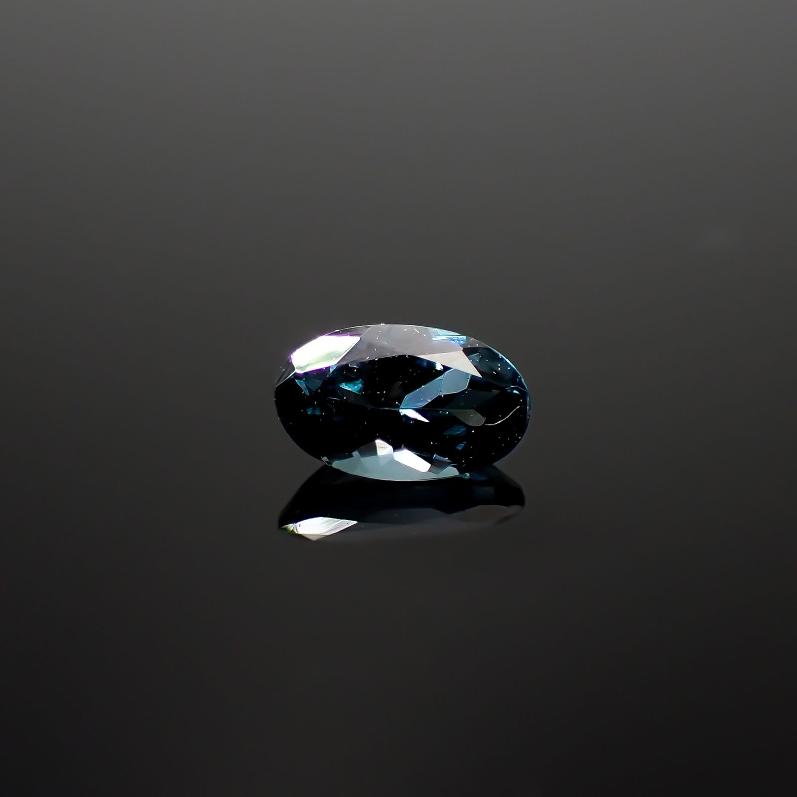 ベキリーブルーガーネット（カラーチェンジガーネット アレキタイプ） マダガスカル・ベキリー産 0.30ct [241029379]5.1x3.2mm前後