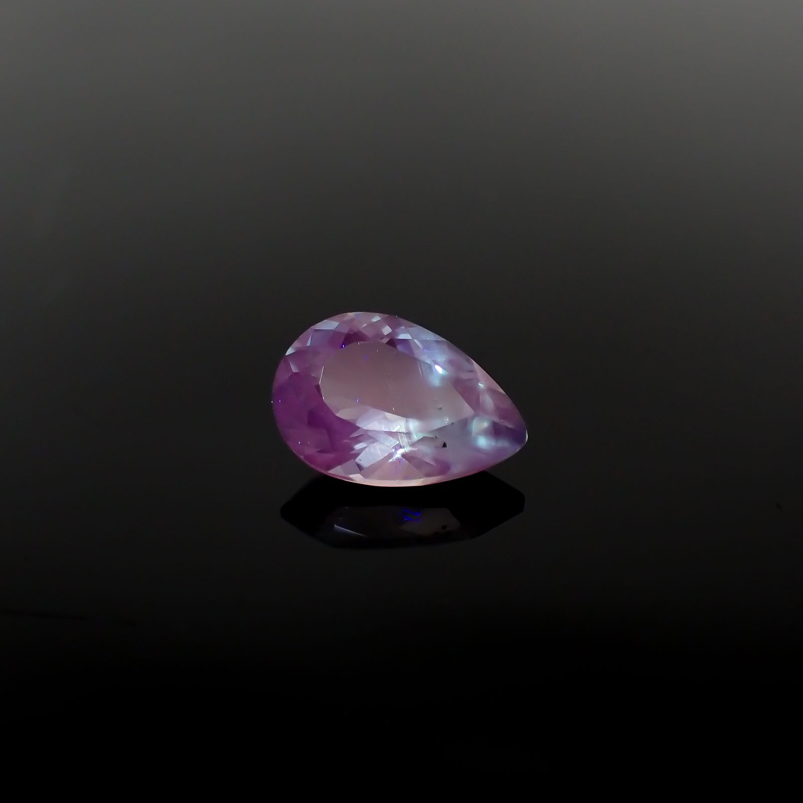 アパタイト フルオレッセンス ジンバブエ産 3.12ct[240527580]11.9x8mm前後