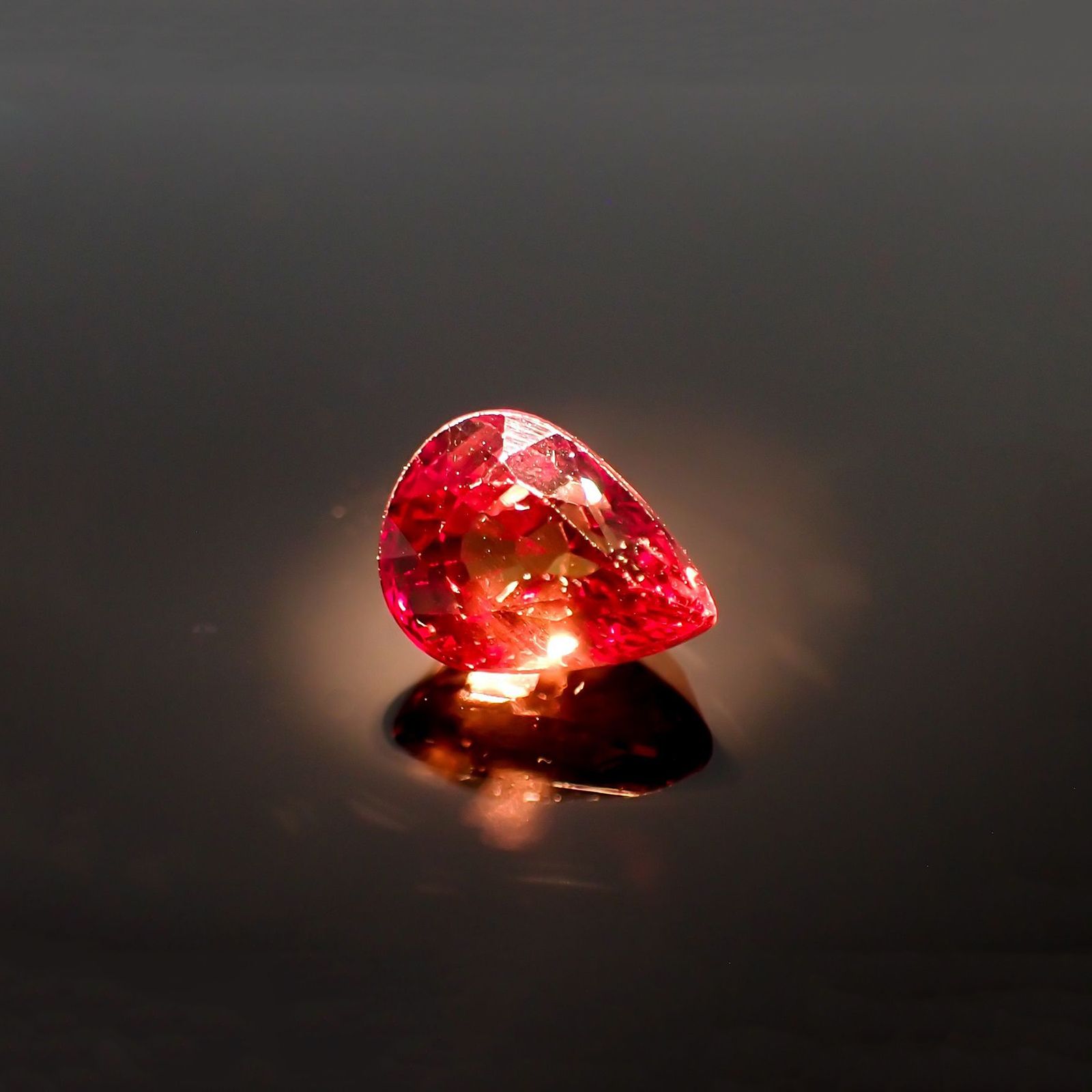 カラーシフトマラヤガーネット(宝石名ガーネット)タンザニア産 識別済 1.90ct / 7.8x5.9mm前後 [260415009]