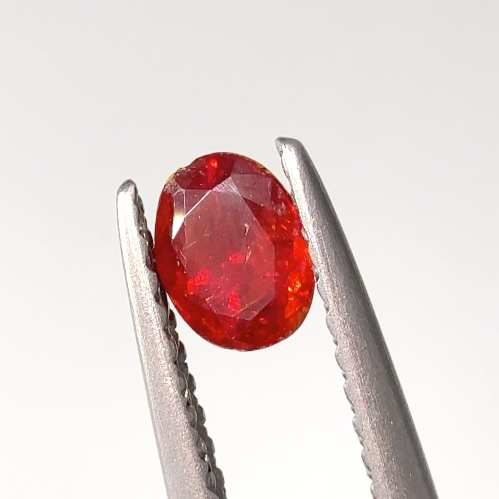 合成石でも希少「ジンカイト」｜炎のような色彩を持つ亜鉛鉱物の魅力や