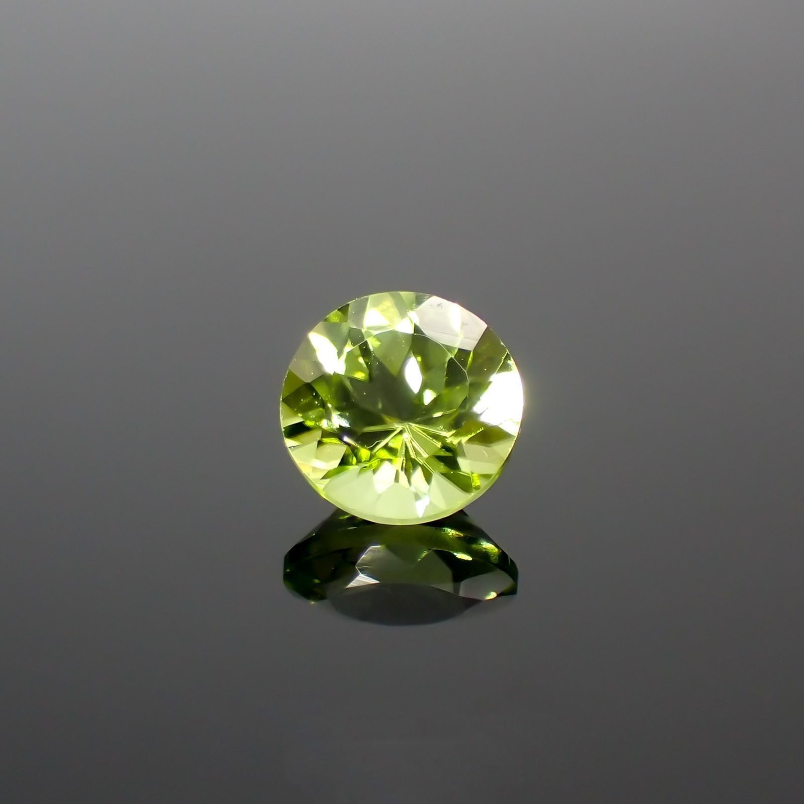 ペリドット(宝石名ペリドット) パキスタン産 識別済 1.11ct / 6.4x6.4mm前後 [210813071]