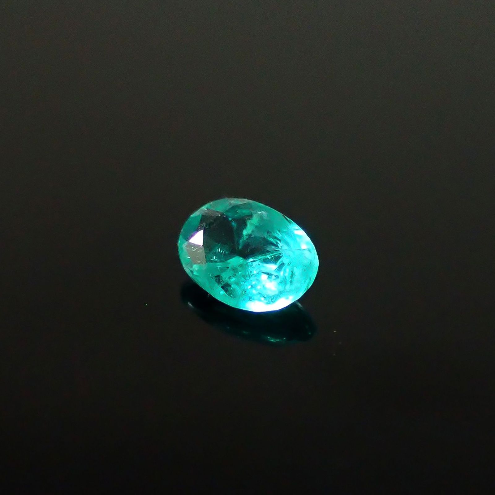 パライバトルマリン ブラジル・パライバ州バターリャ鉱山産 0.11ct / 3.8x2.7mm前後 [250931082]