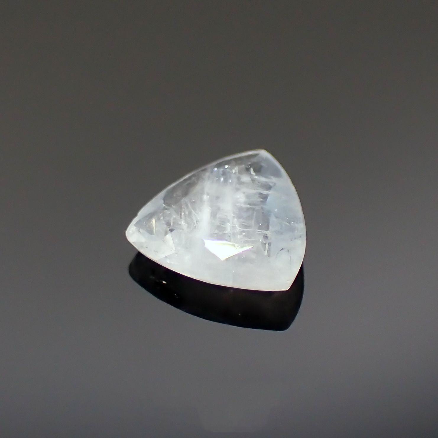 ユークレース(宝石名ユークレース)ブラジル産 0.346ct ソ付(彩珠)[231124255]5.4x5.7mm前後