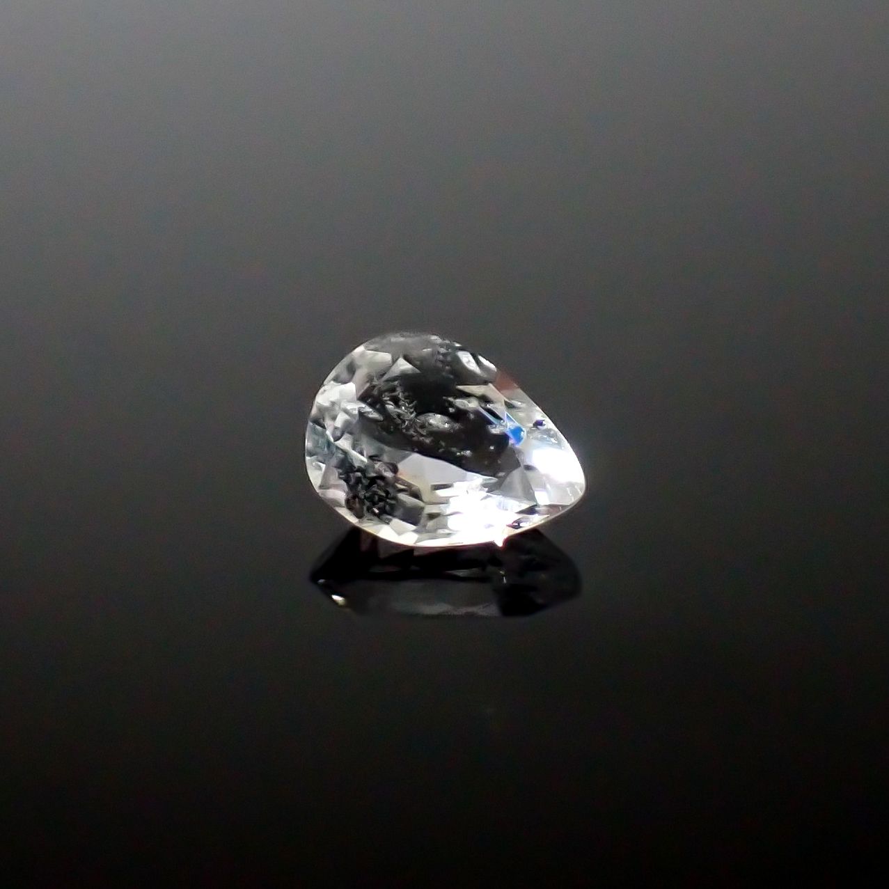 テネブレッセンススキャポライト アフガニスタン産 0.14ct / 4.3x3.2mm前後 [260532259]