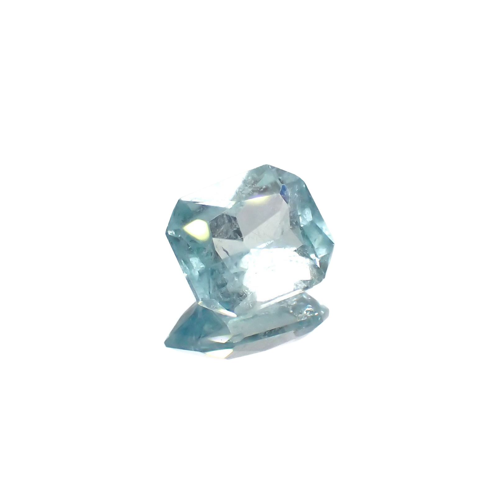 ユークレース(宝石名ブルー・ユークレース)コロンビア産 ソ付(彩珠) 1.989ct / 8.6x7.3mm前後 [221018680]