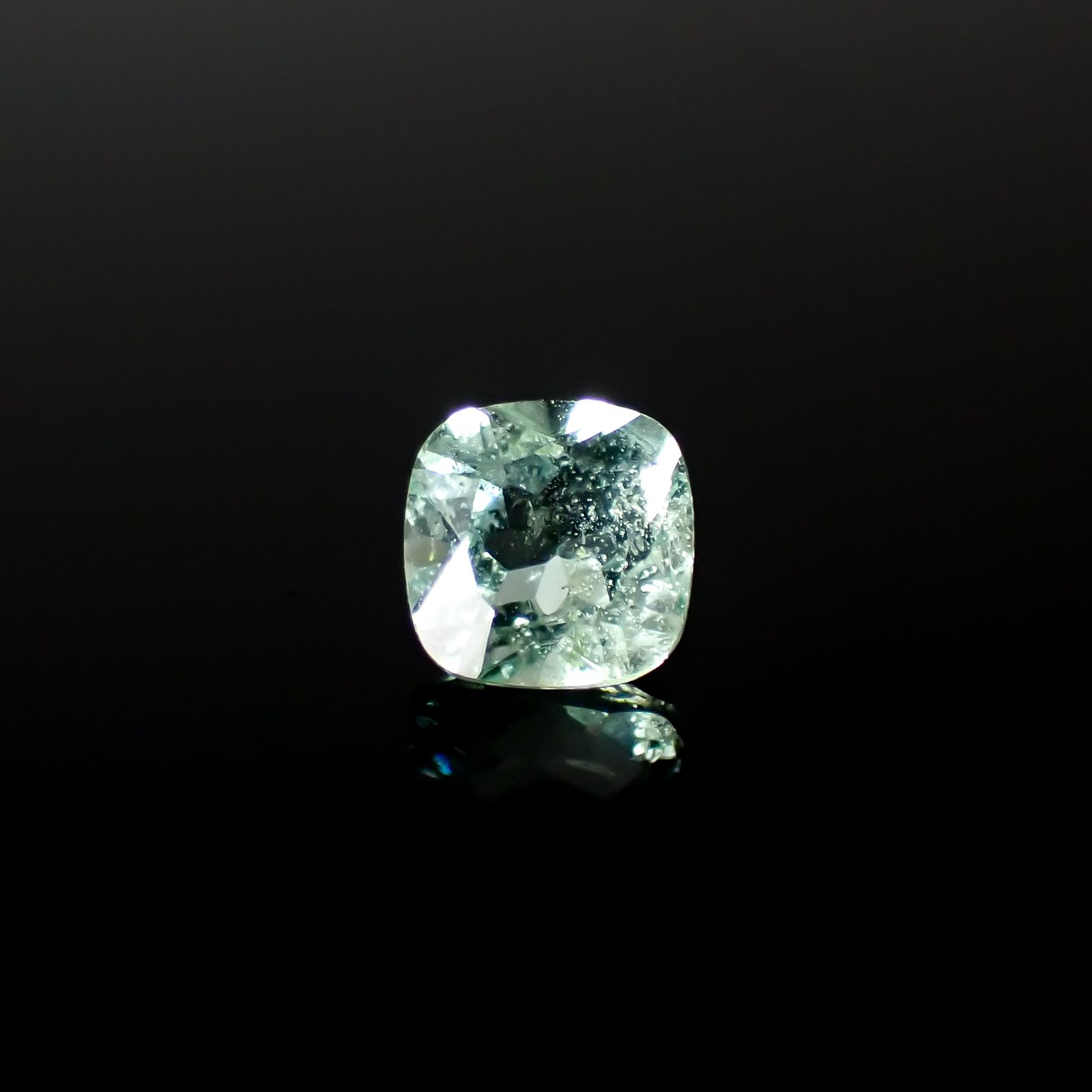 ミントベリル(宝石名グリーン・ベリル)ブラジル産 0.86ct 識別済[240728590]6x5.9mm前後