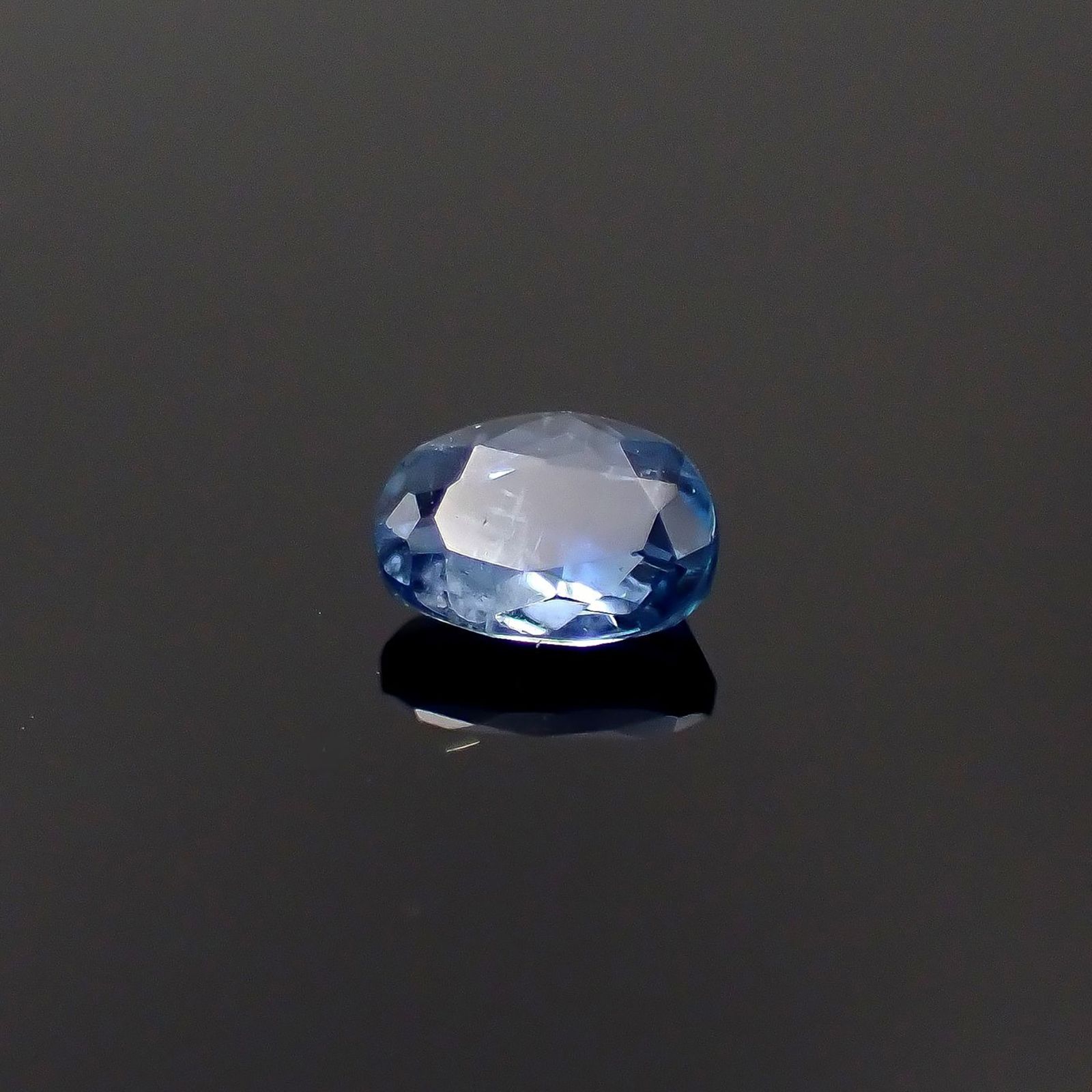 タトゥーアクアマリン ブラジル・ミナスジェライス州タトゥー鉱山産 0.16ct / 4.1x2.9mm前後 [260127173]