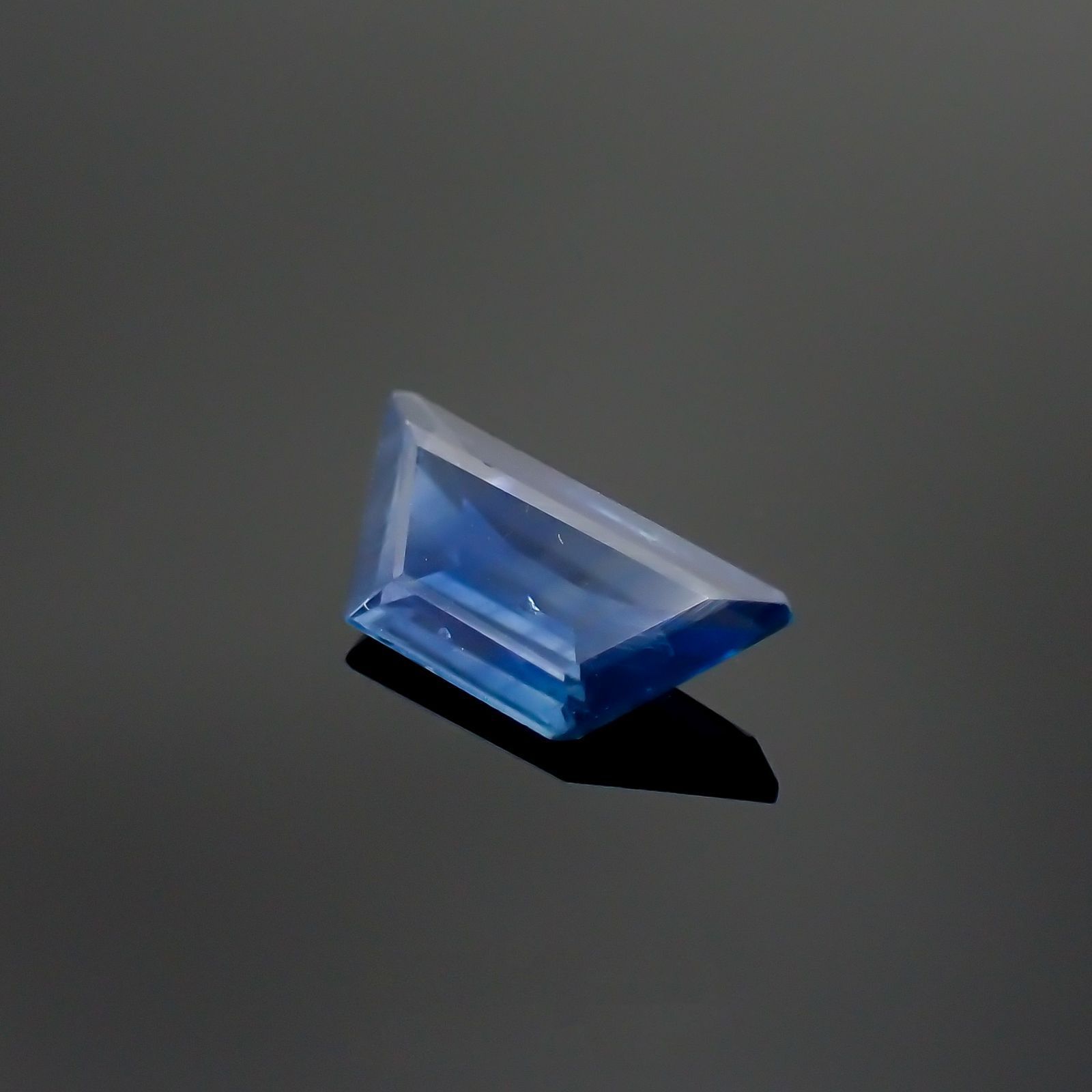 ◇カスタムカット◇サファイア(宝石名サファイア) マダガスカル産 0.80ct 識別済[210913199]9.1×4.3mm前後