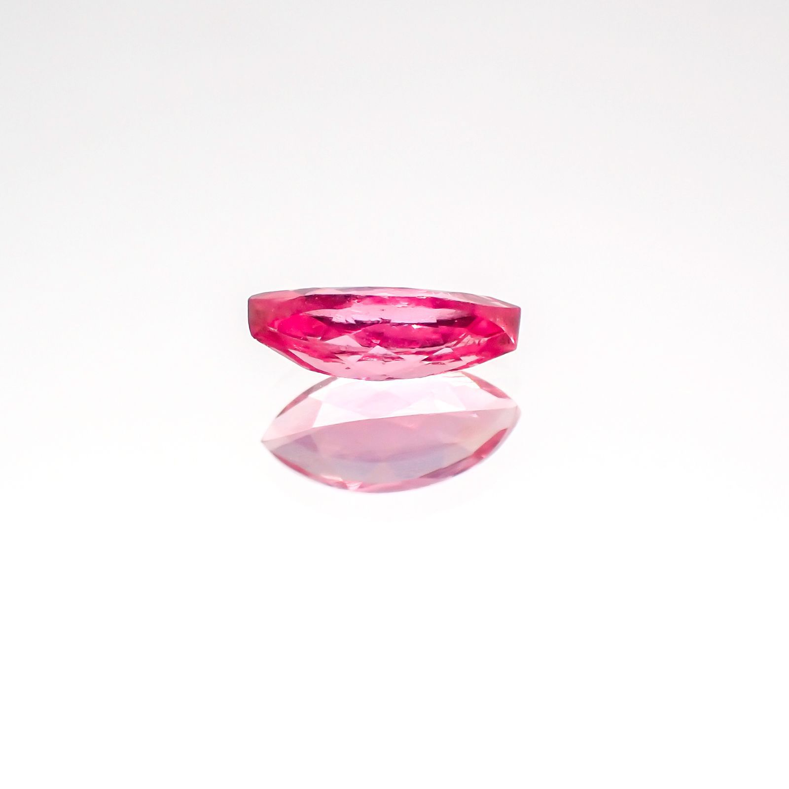 ホットピンクスピネル(宝石名ピンク・スピネル)タンザニア産 0.44ct 識別済[230823042]7.2x3.5mm前後