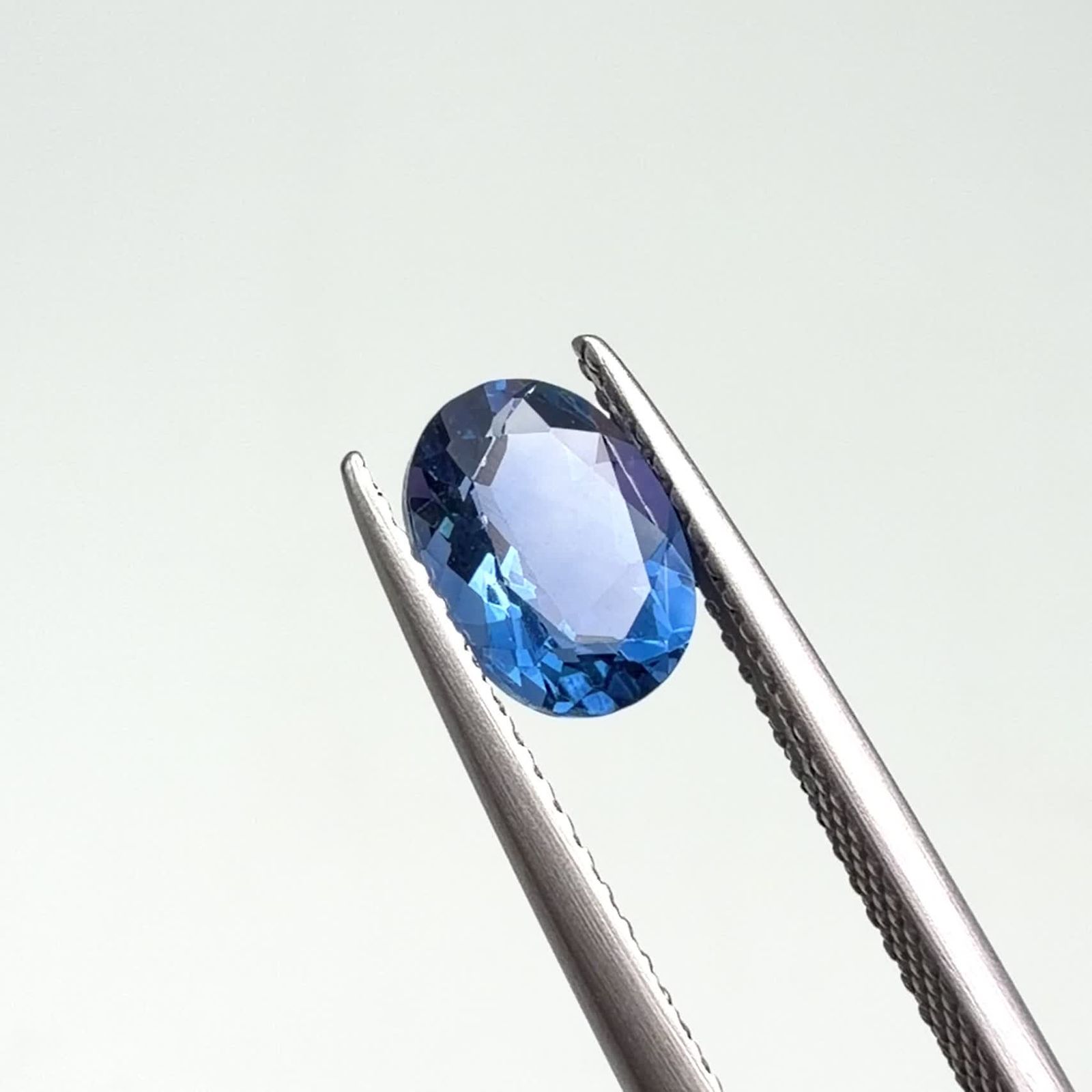 << 大幅値下げ >> ブルーフローライトスカル カラーチェンジフローライト ブラジル産 1.61ct / 8.1x6.1mm前後