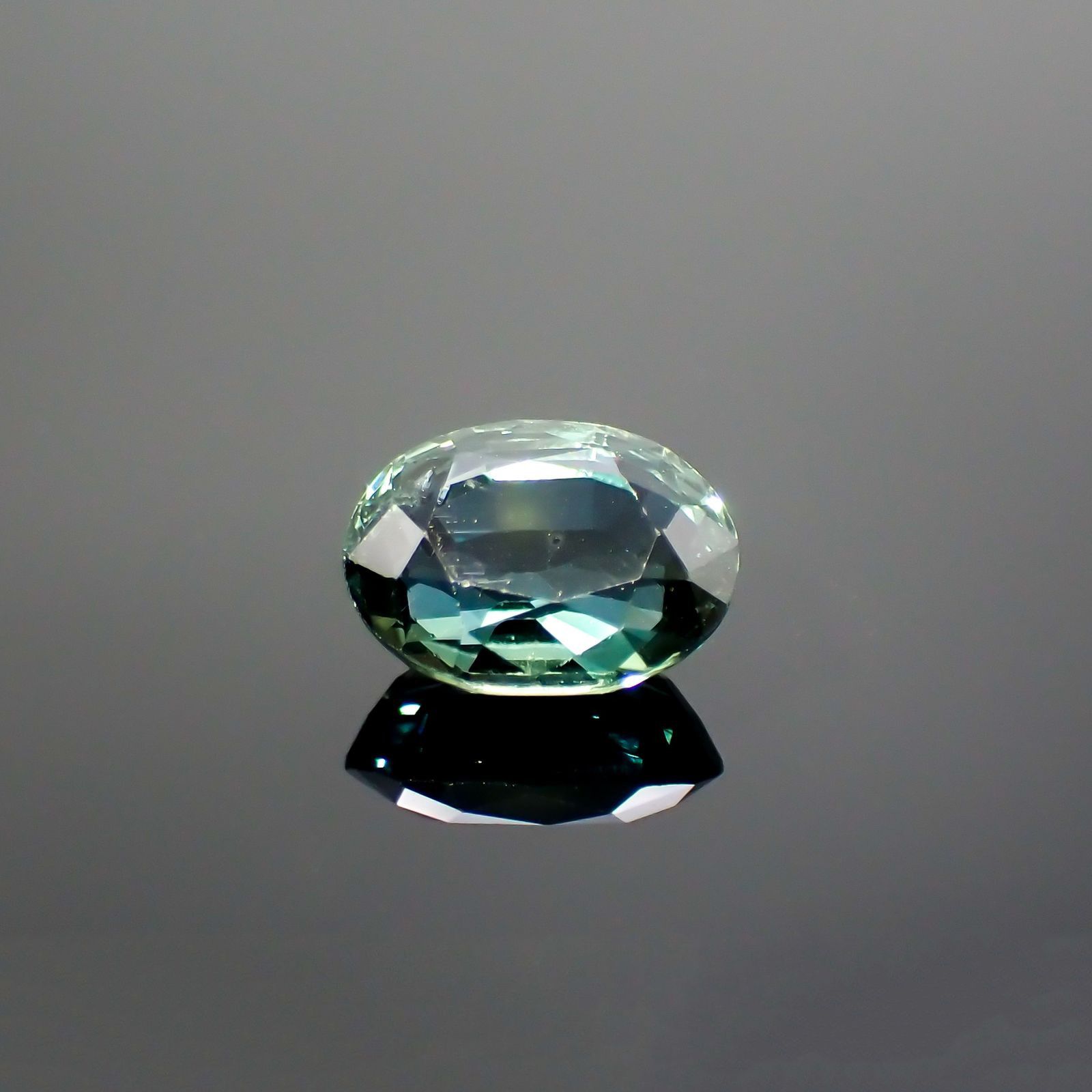サファイア(宝石名サファイア) マダガスカル/スリランカ産 ソ付(彩珠) 1.768ct / 7.8x6mm前後 [260112473]
