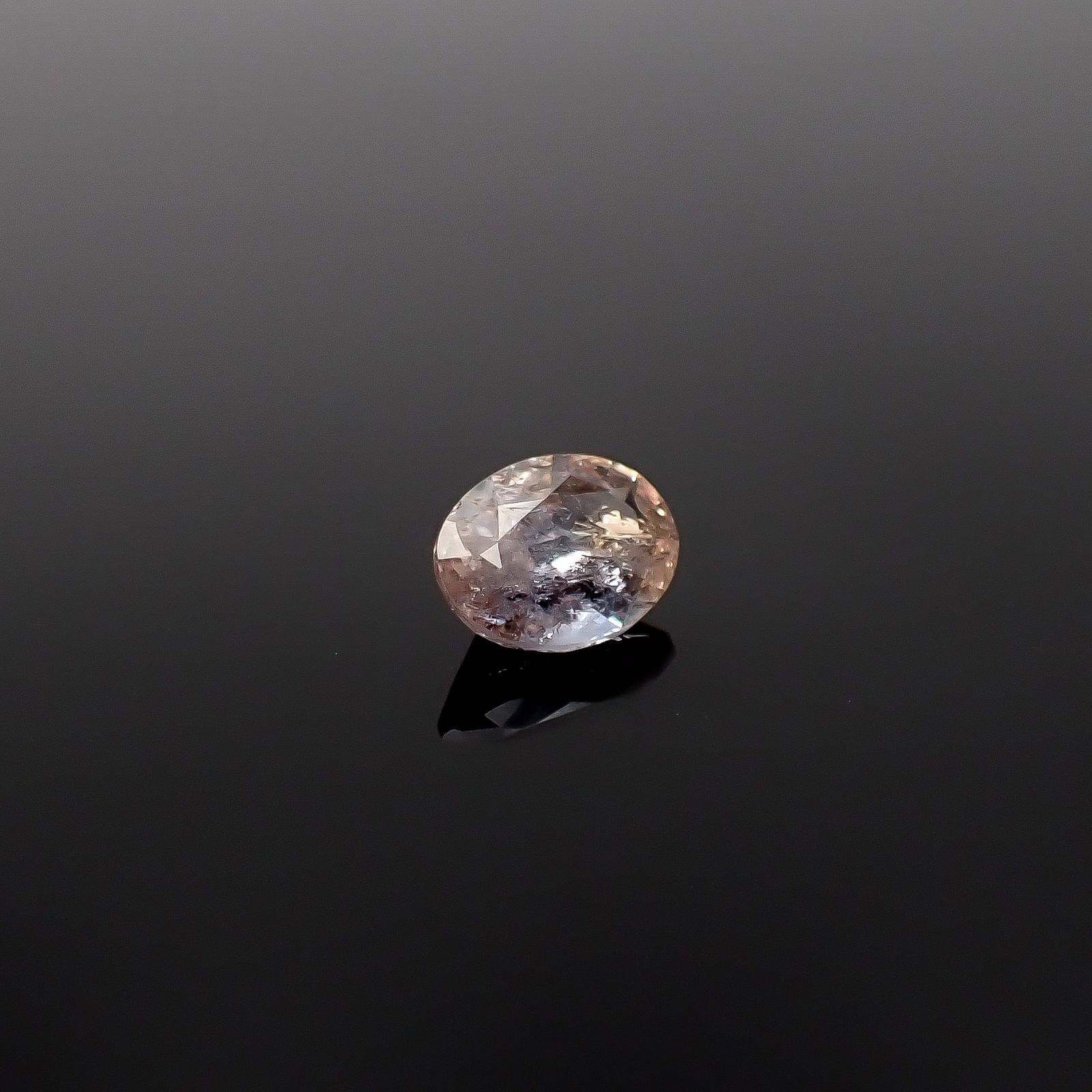 バイカラーマンガンマグネシオアキシナイト(宝石名マンガン/マグネシオ・アキシナイト)タンザニア産 ソ付(日独) 0.552ct / 6.17x4.51mm前後 [260231784]