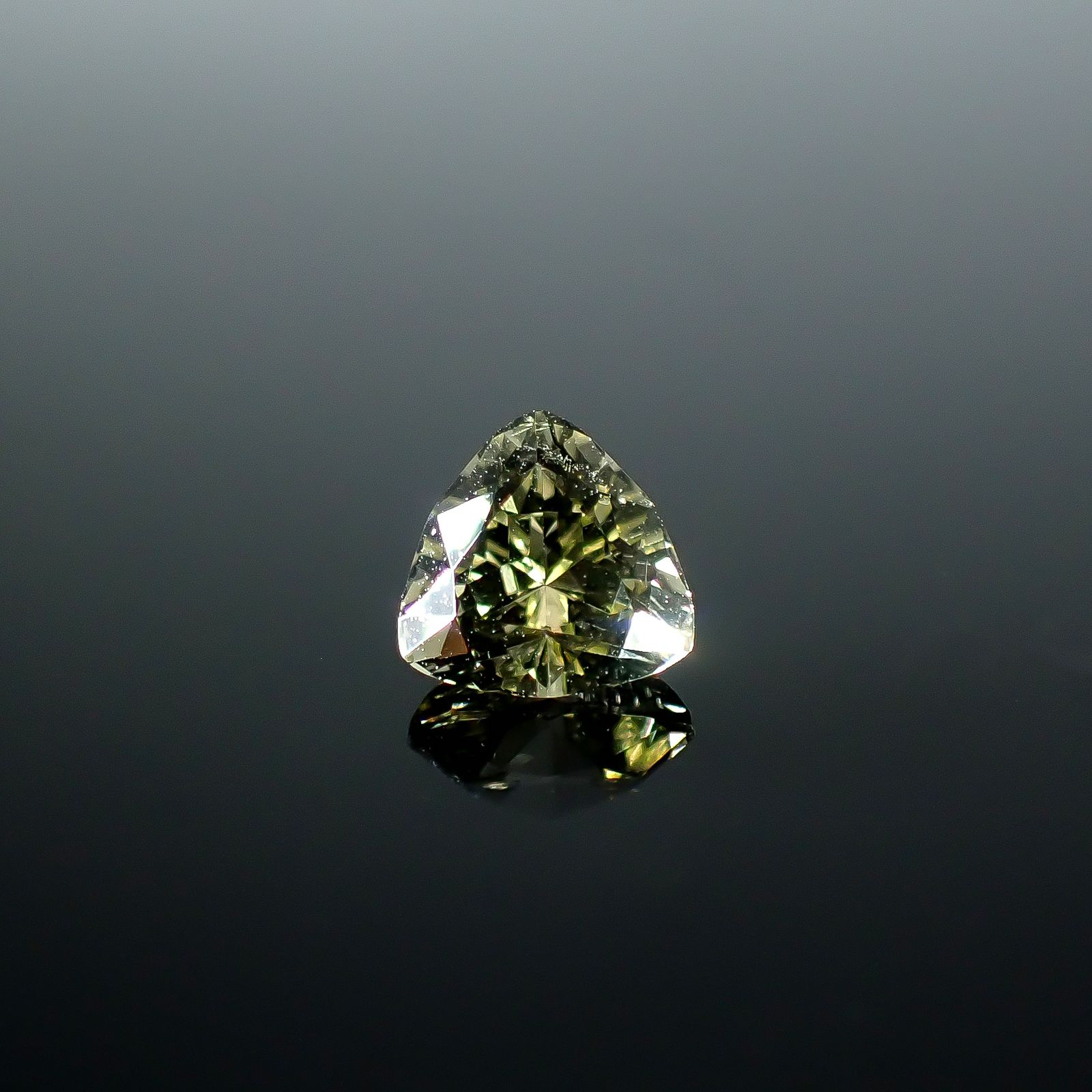 コーネルピン スリランカ産 0.95ct / 6.2x6.2mm前後 [251031230]