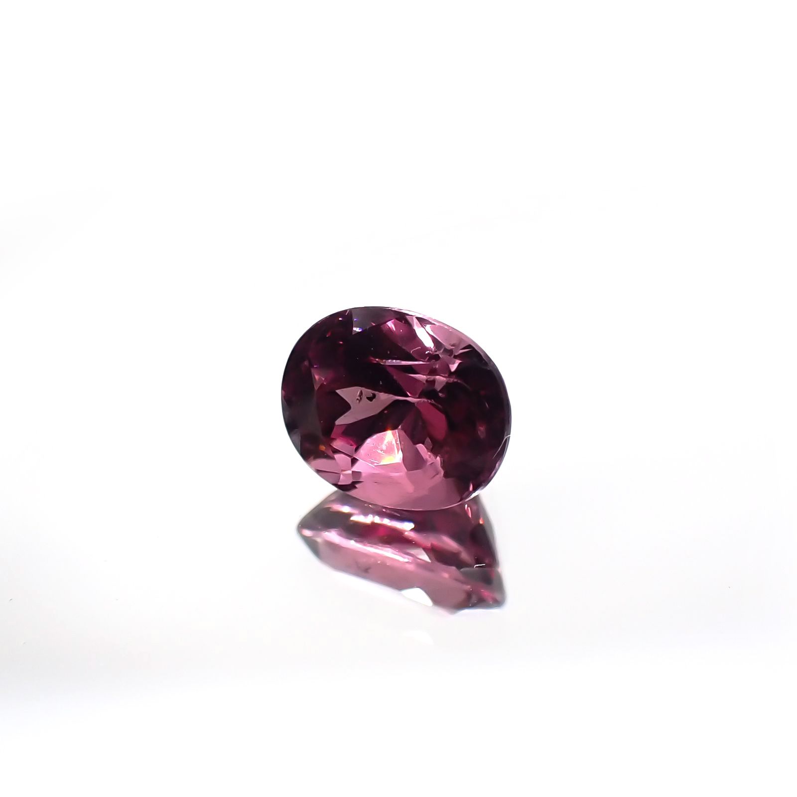 カラーシフト マラヤガーネット(宝石名ガーネット) タンザニア産 1.43ct 識別済[210711881]6.9×5.6mm前後