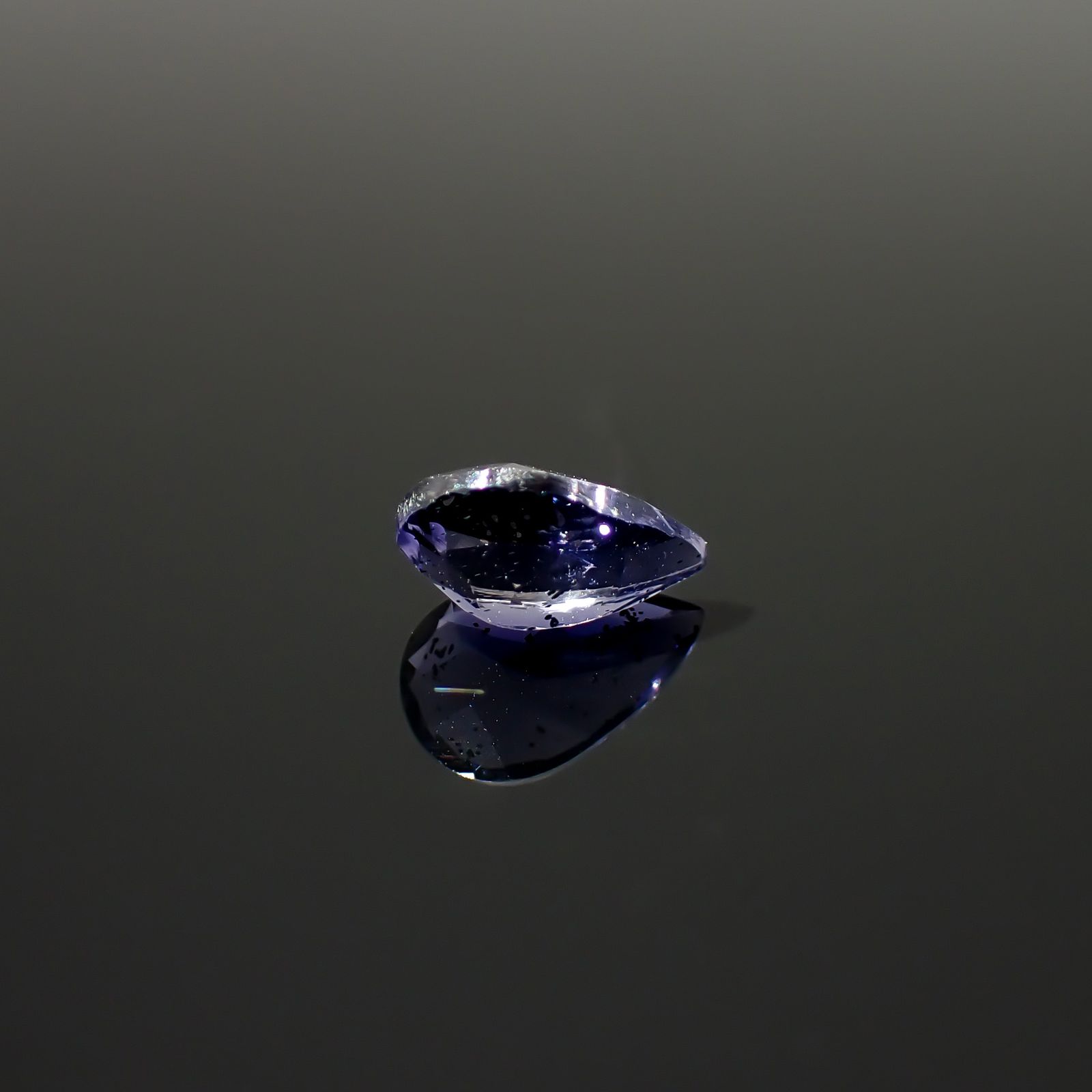 アイオライトサンストーン インド/ブラジル産 0.71ct / 8x5.1mm前後 [260932629]