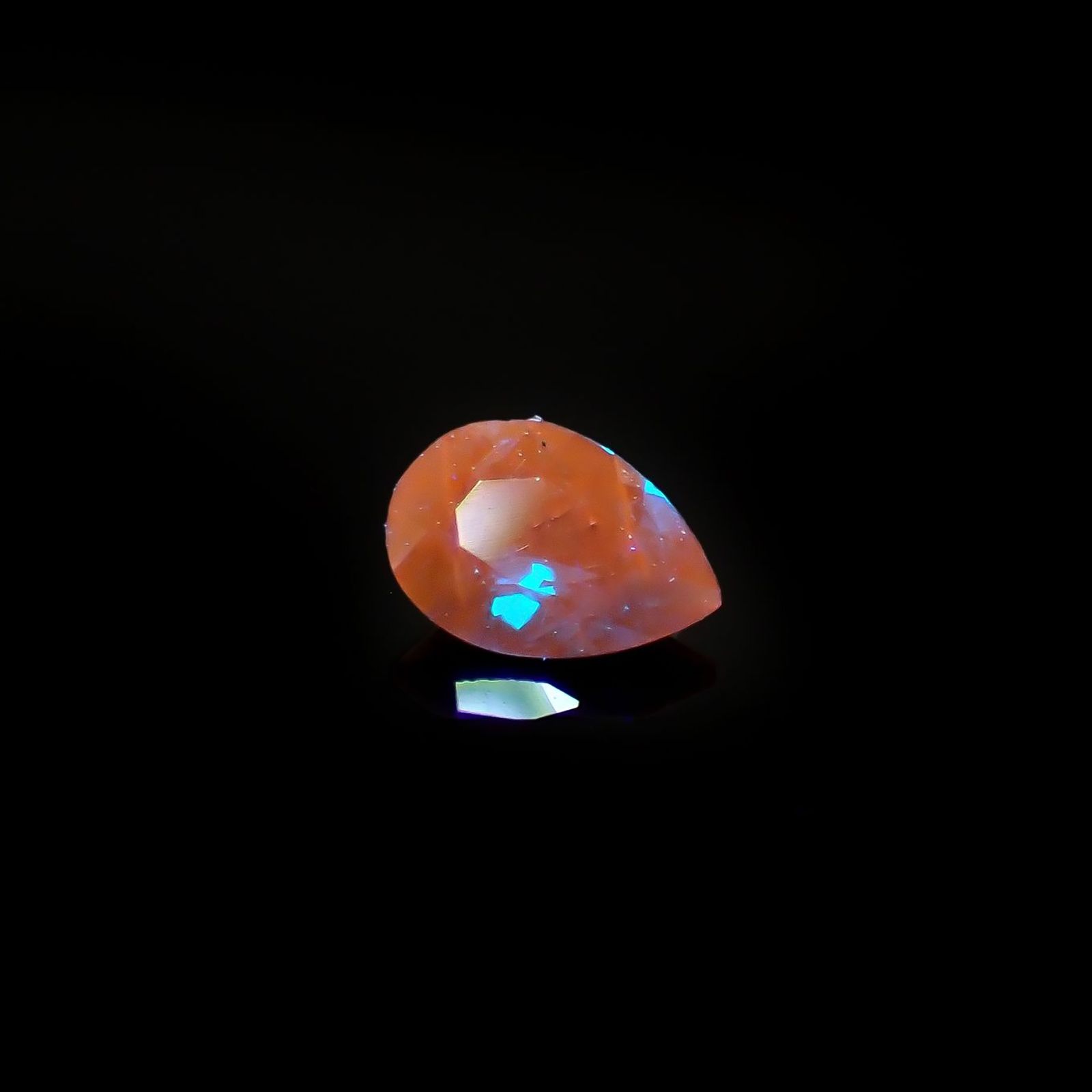 アウイナイト フルオレッセンス(宝石名アウイナイト)ドイツ産 識別済 0.085ct / 3.9x2.8mm前後 [260527501]