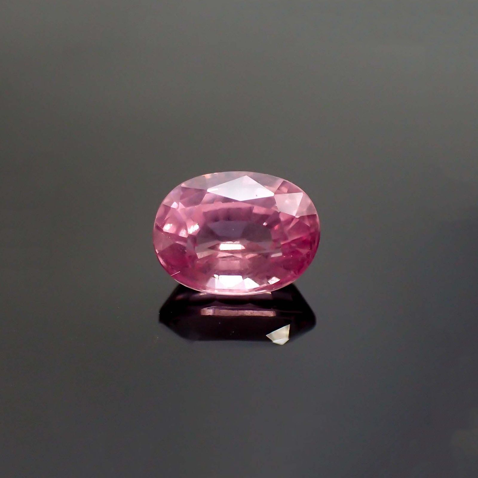 ピンクスピネル(宝石名ピンク・スピネル)タンザニア産 ソ付(彩珠) 1.414ct / 7.5x5.6mm前後 [260222574]