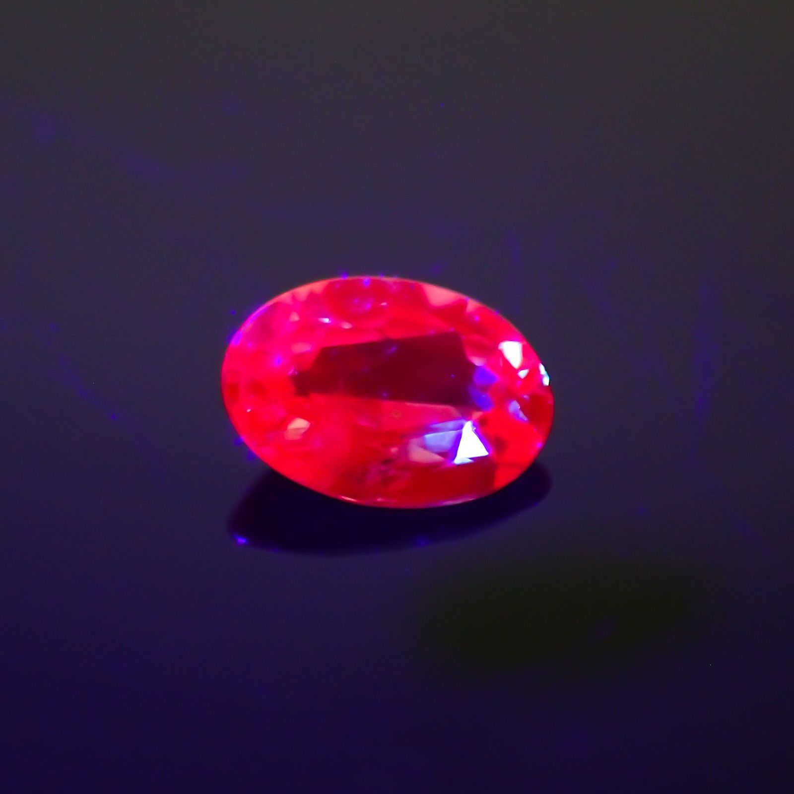 アレキサンドライト(宝石名アレキサンドライト)ブラジル産/EmeraldMains社製 0.138ct ソ付(彩珠)[220113816]3.9x2.7mm前後