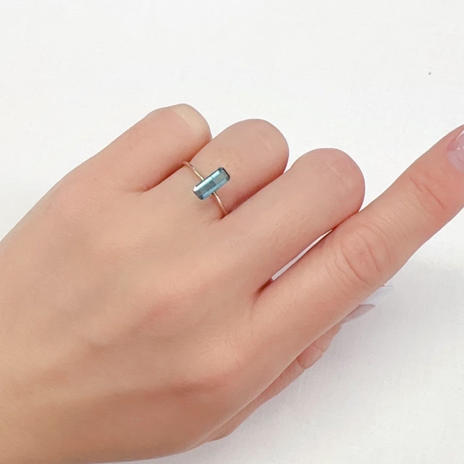 ブルートルマリン(宝石名ブルー・トルマリン)ブラジル産 0.95ct 識別済[231224375]8.7x3.5mm前後