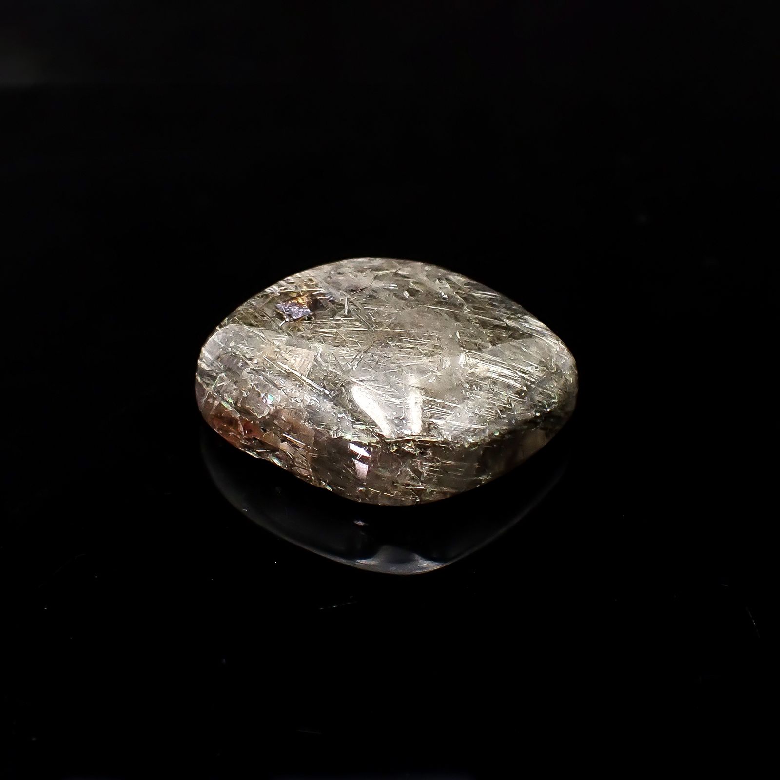シルバールチルクォーツ ブラジル産 123.58ct / 34.1x31.6mm前後 [260131603]