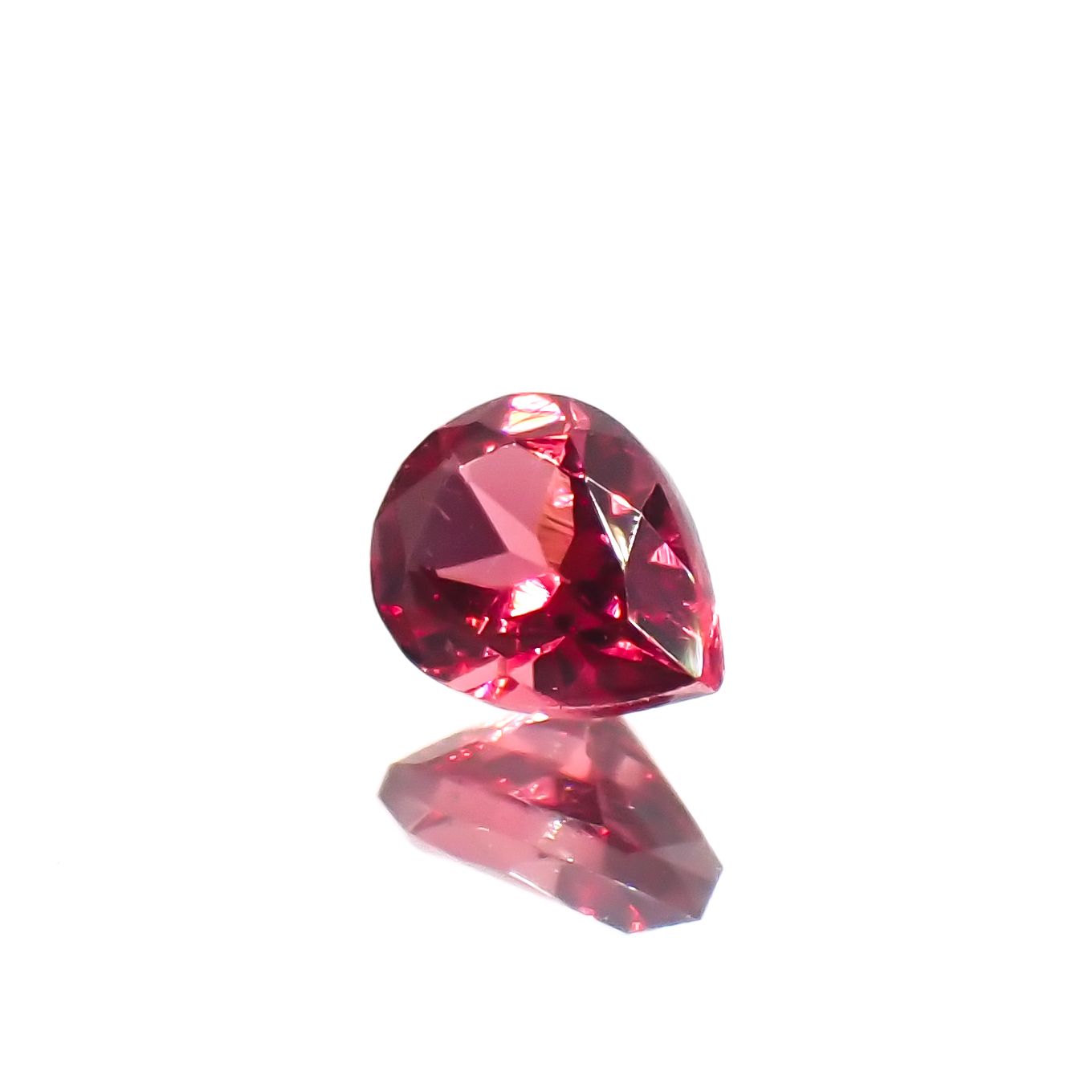 レッドスピネル(宝石名スピネル)タンザニア産 0.20ct 識別済[230522107]4.1x3.1mm前後