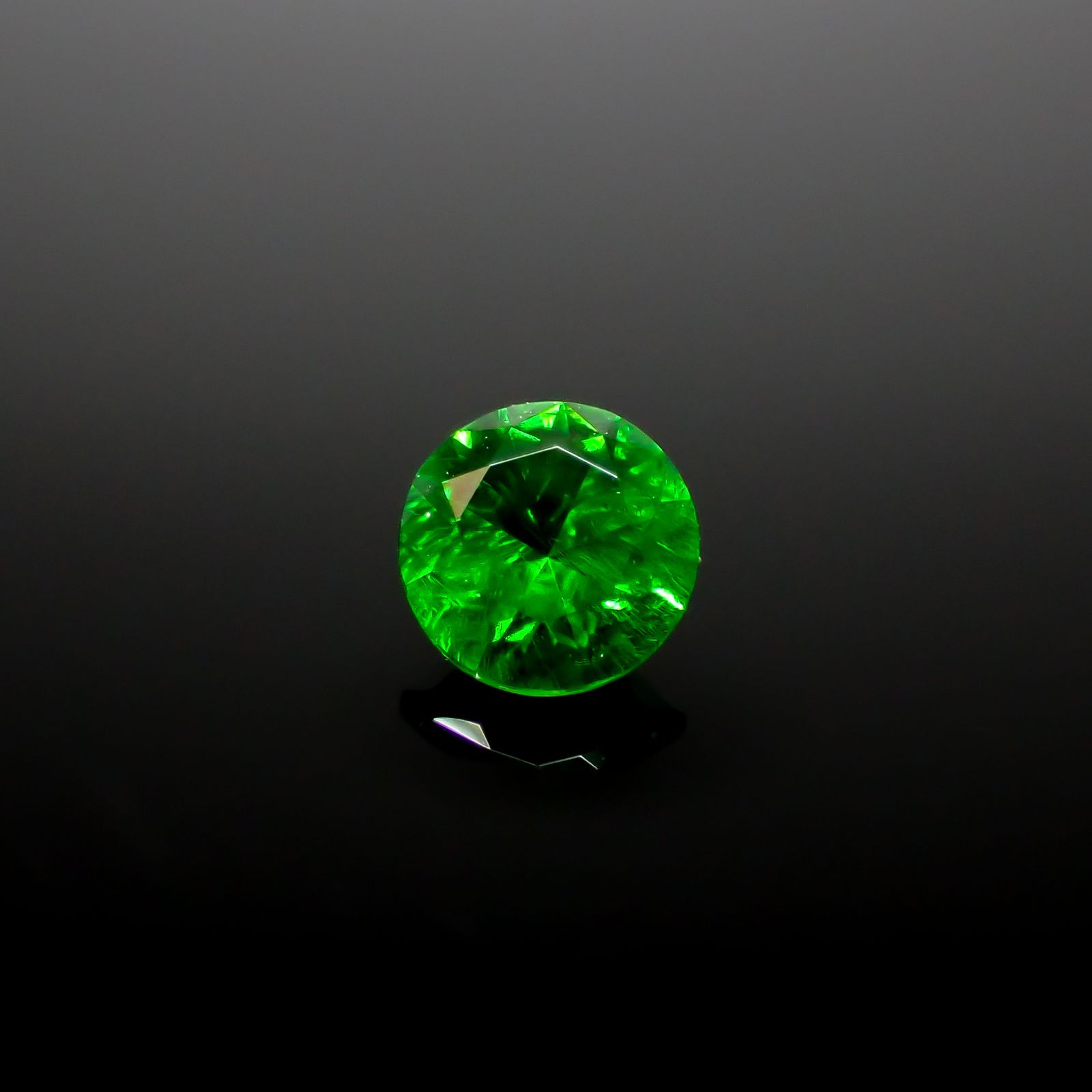 デマントイドガーネット ロシア産 0.41ct [241029307]4.4x4.4mm前後
