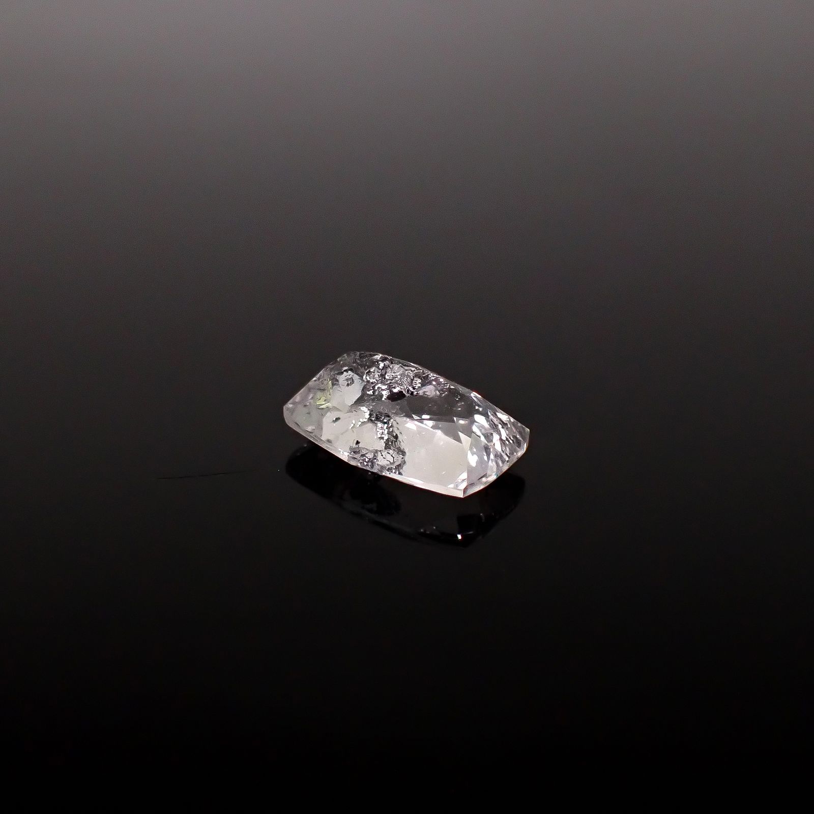 グラファイトインクォーツ ブラジル産 3.94ct / 12.8x8.4mm前後 [260331930]