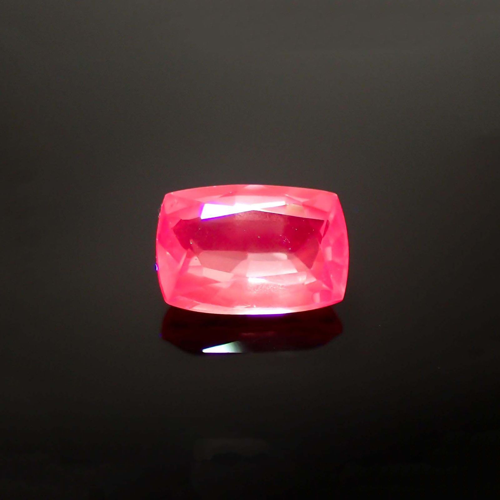 ピンクスピネル(宝石名ピンク・スピネル)タンザニア産 ソ付(彩珠) 1.120ct / 7.3x5mm前後 [260222569]