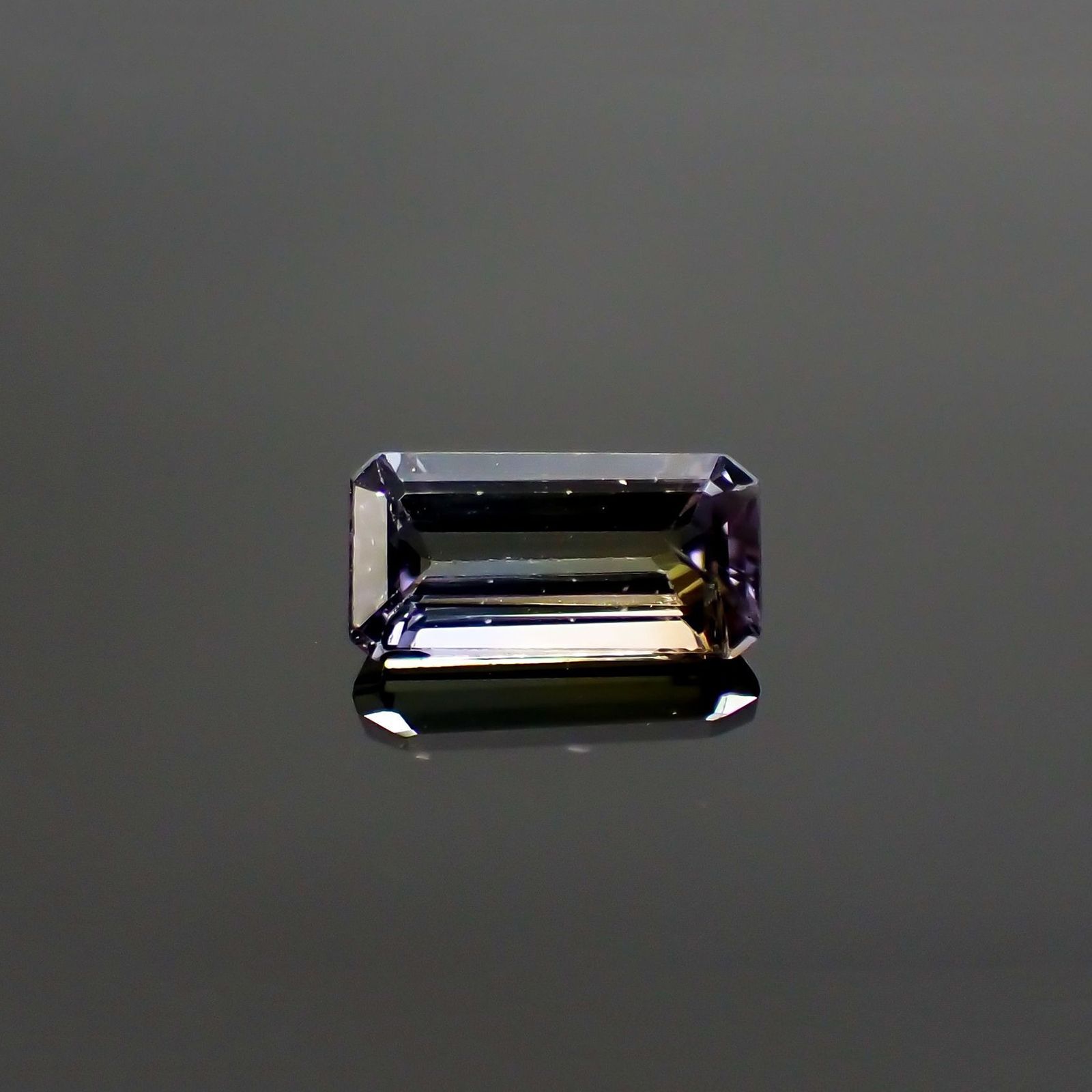 パーティカラータンザナイト(宝石名パーティカラード・ゾイサイト) タンザニア産 ソ付(彩珠) 0.898ct / 7.6x3.9mm前後 [260311848]